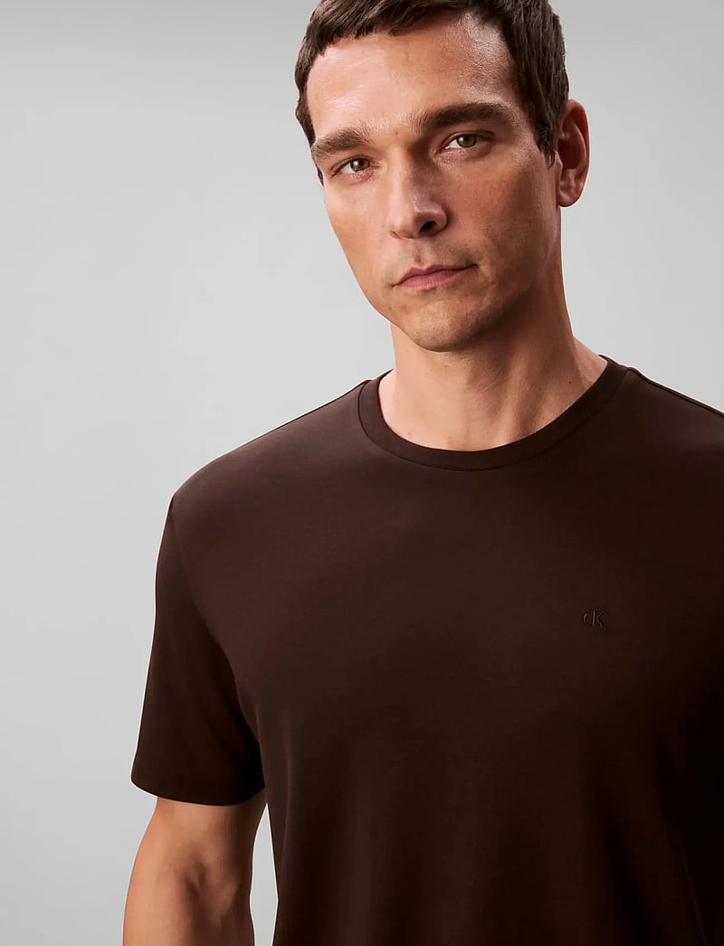 Calvin Klein - SS SUPIMA CHEST EMB CREWNECK TEE - short-sleeved t-shirts - chocolate torte - 5