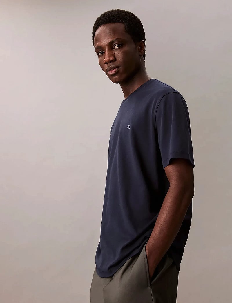 Calvin Klein - SS SUPIMA CHEST EMB CREWNECK TEE - kortärmade t-shirts - dark sapphire - 2