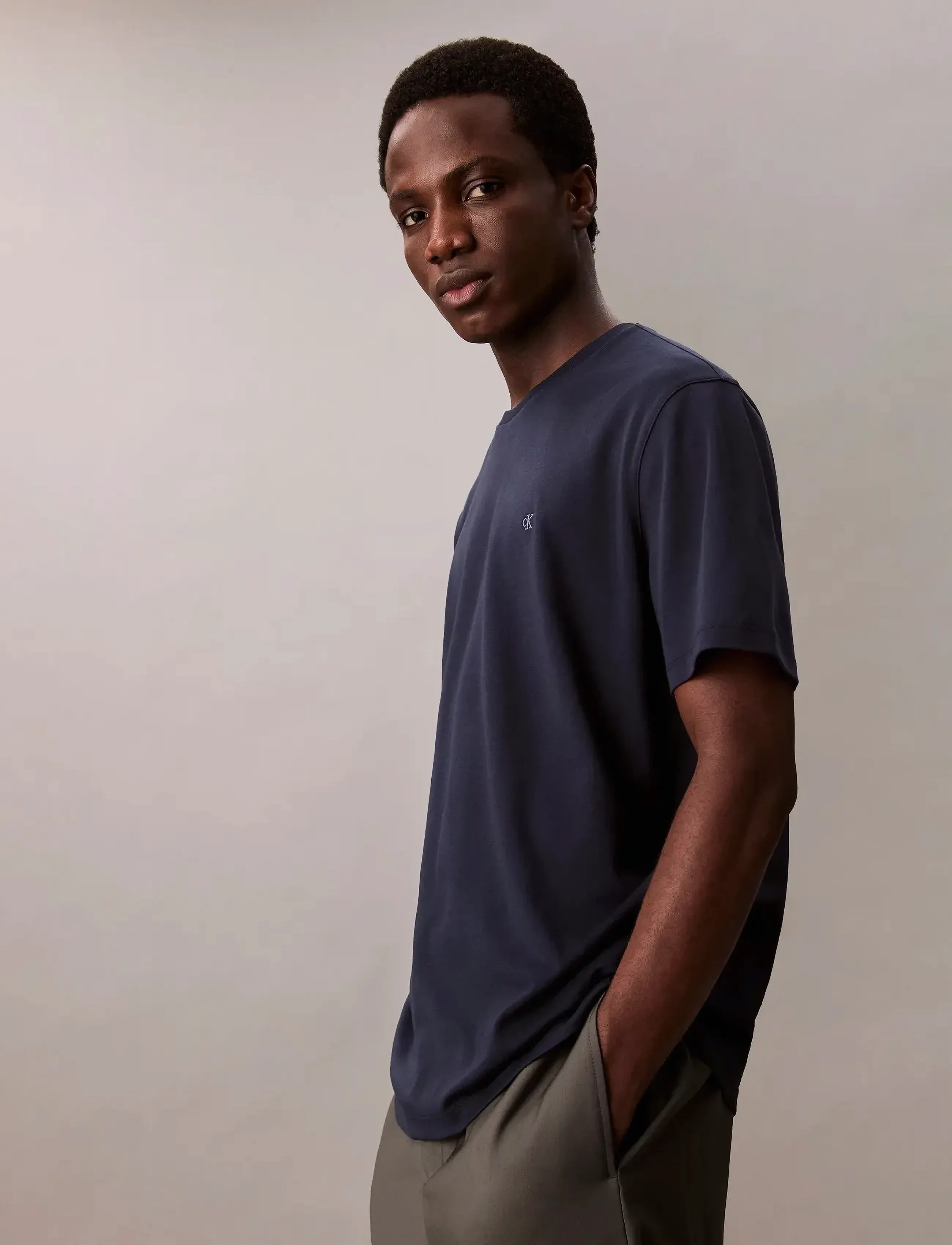 Calvin Klein - SS SUPIMA CHEST EMB CREWNECK TEE - t-krekli ar īsām piedurknēm - dark sapphire - 2