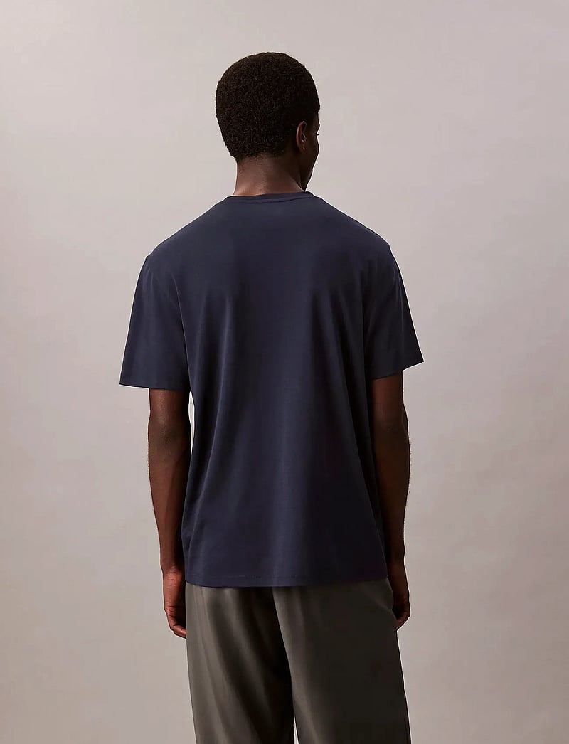 Calvin Klein - SS SUPIMA CHEST EMB CREWNECK TEE - kortärmade t-shirts - dark sapphire - 4