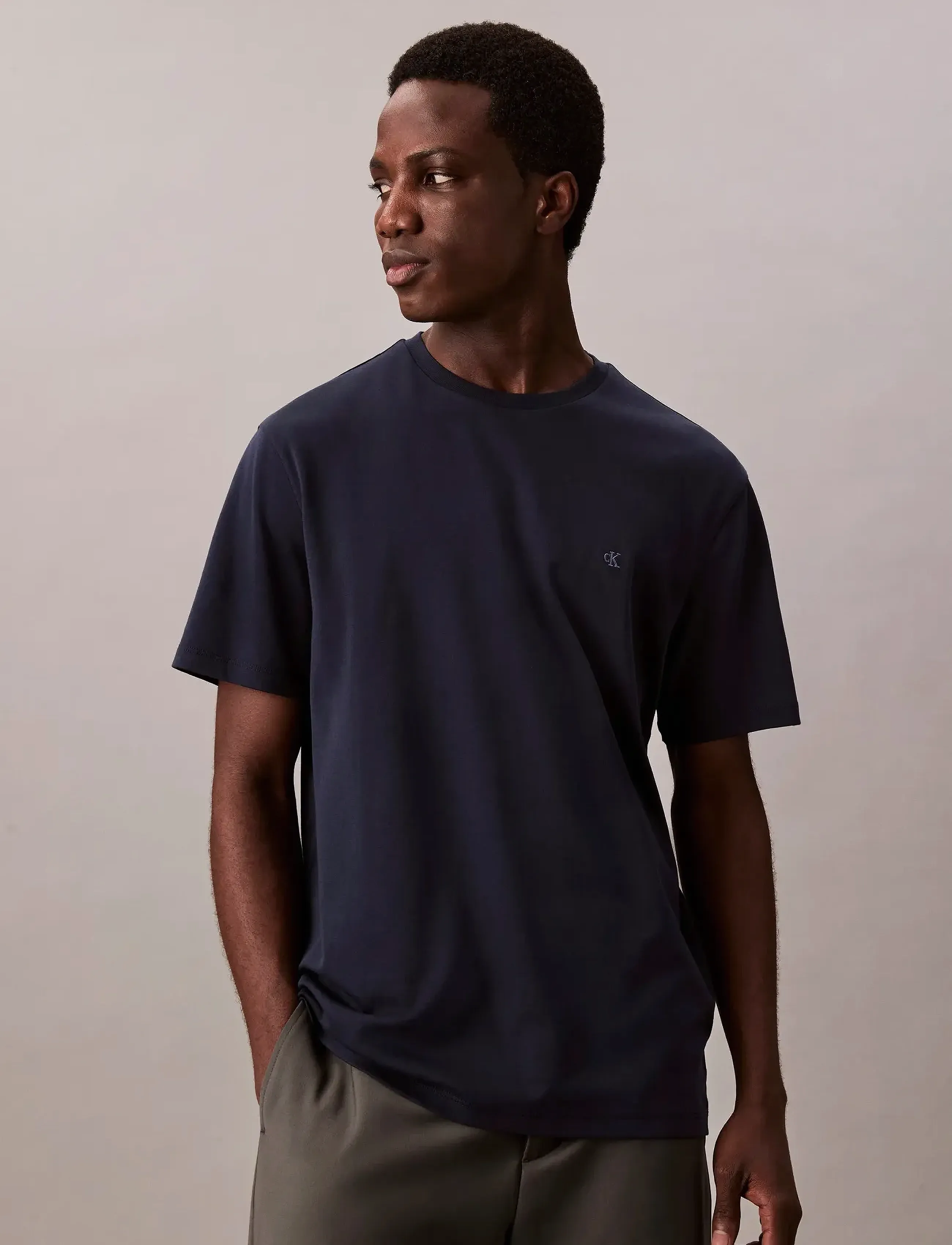 Calvin Klein - SS SUPIMA CHEST EMB CREWNECK TEE - t-krekli ar īsām piedurknēm - dark sapphire - 5