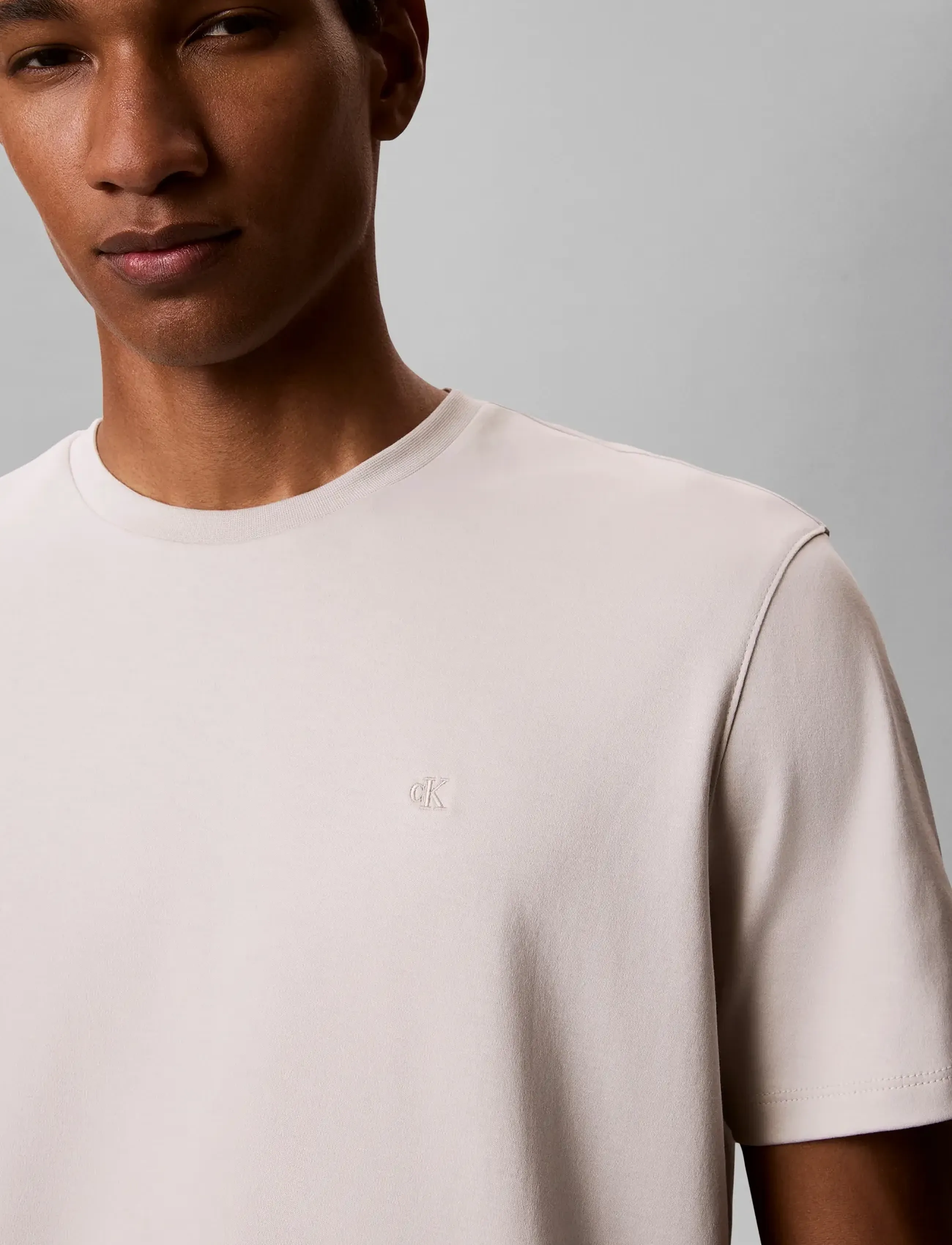 Calvin Klein - SS SUPIMA CHEST EMB CREWNECK TEE - short-sleeved t-shirts - moonstruck - 3