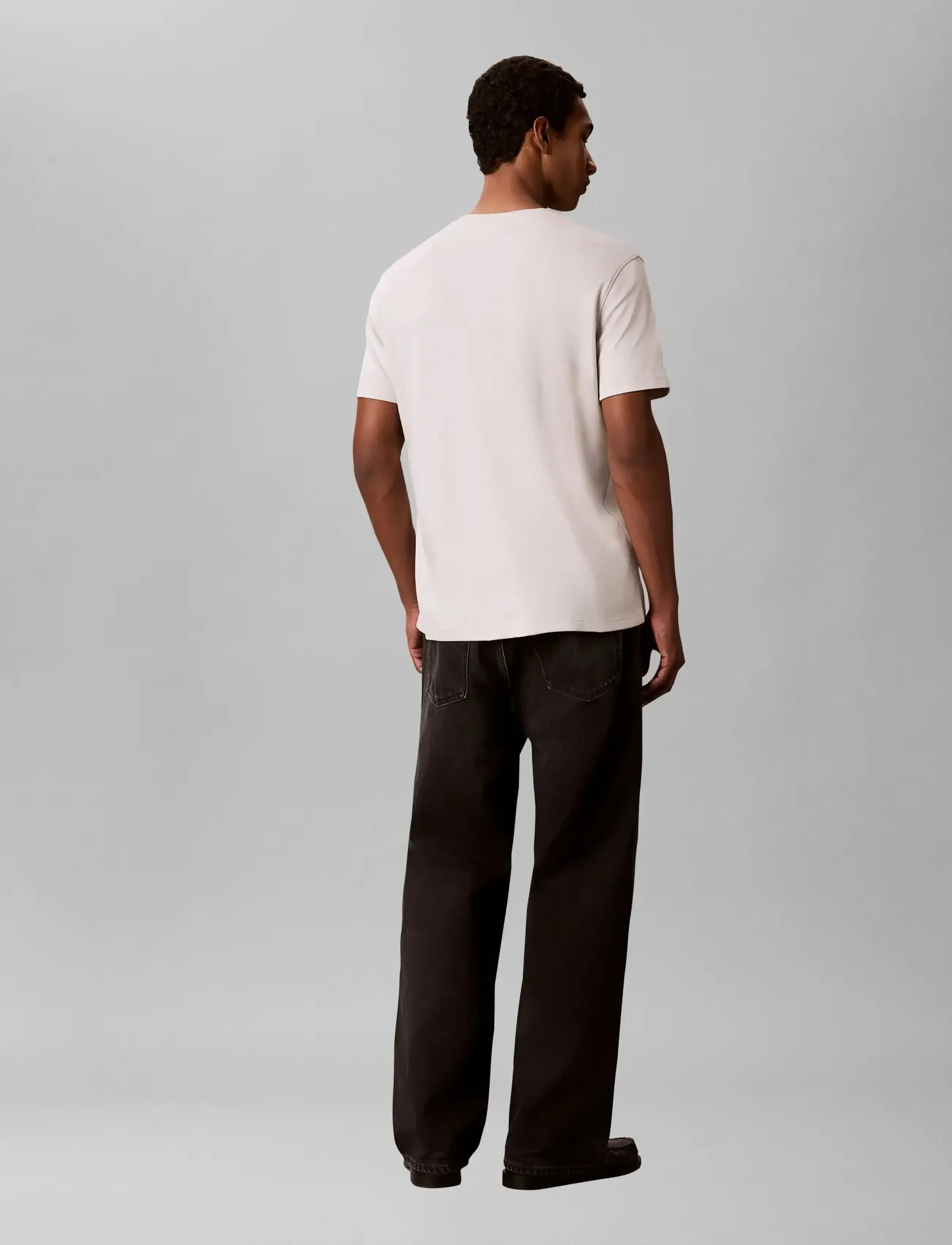 Calvin Klein Ss Supima Chest Emb Crewneck Tee t-shirts - bas herr – bild 7