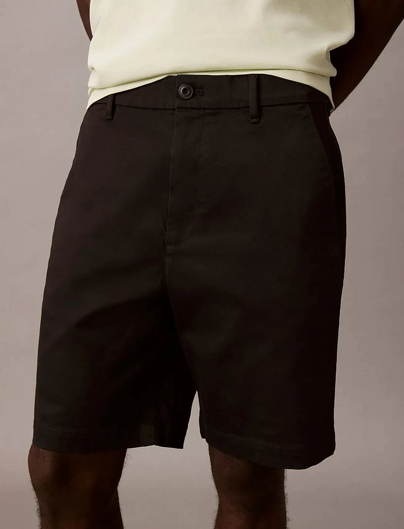 Calvin Klein - 9 IN STRAIGHT REFINED CTTN STRET - chinos shorts - black - 4