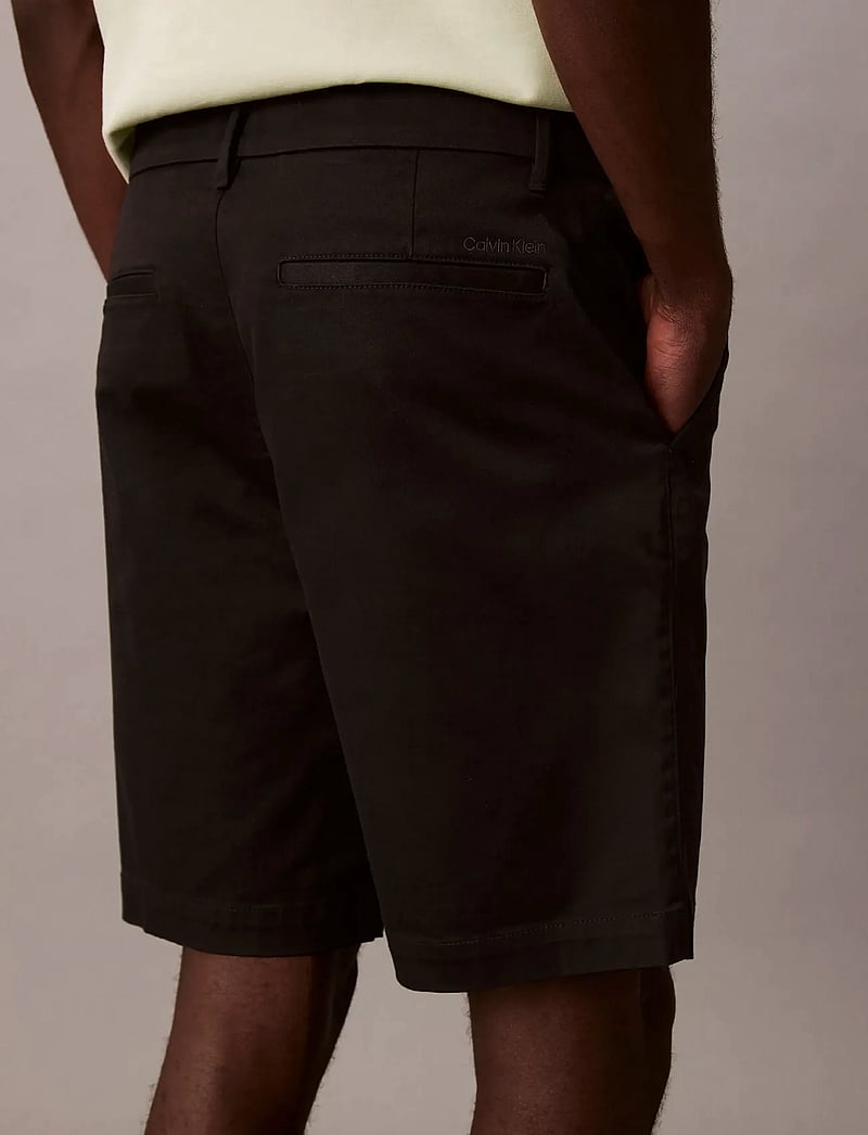 Calvin Klein - 9 IN STRAIGHT REFINED CTTN STRET - chinos shorts - black - 5
