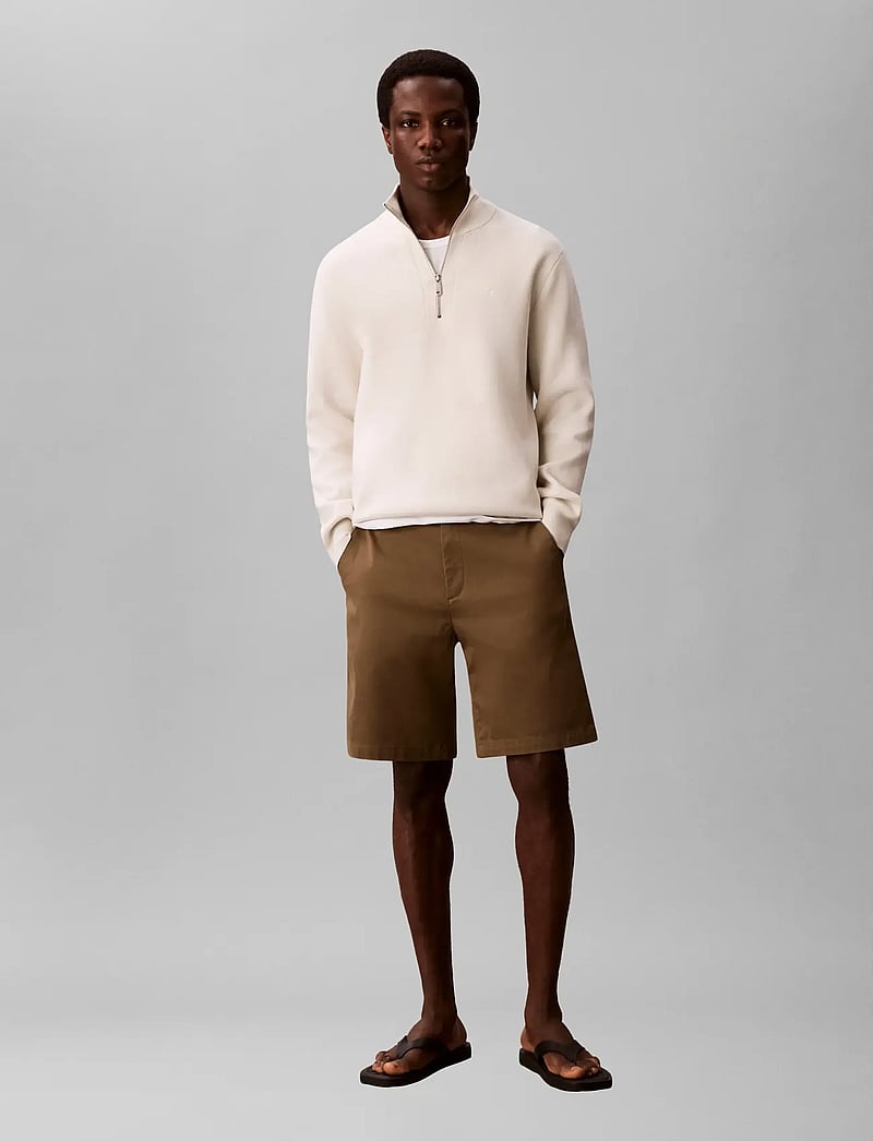Calvin Klein - 9 IN STRAIGHT REFINED CTTN STRET - chinos shorts - capers - 0