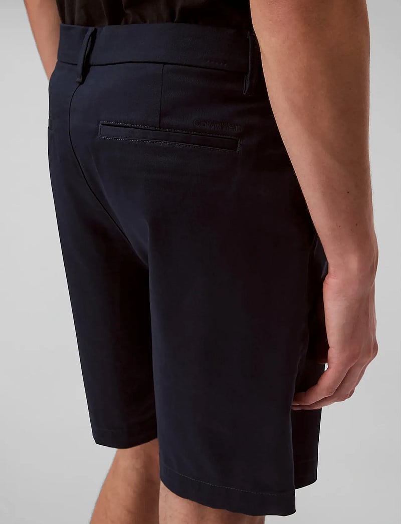 Calvin Klein - 9 IN STRAIGHT REFINED CTTN STRET - chinos shorts - dark sapphire - 4