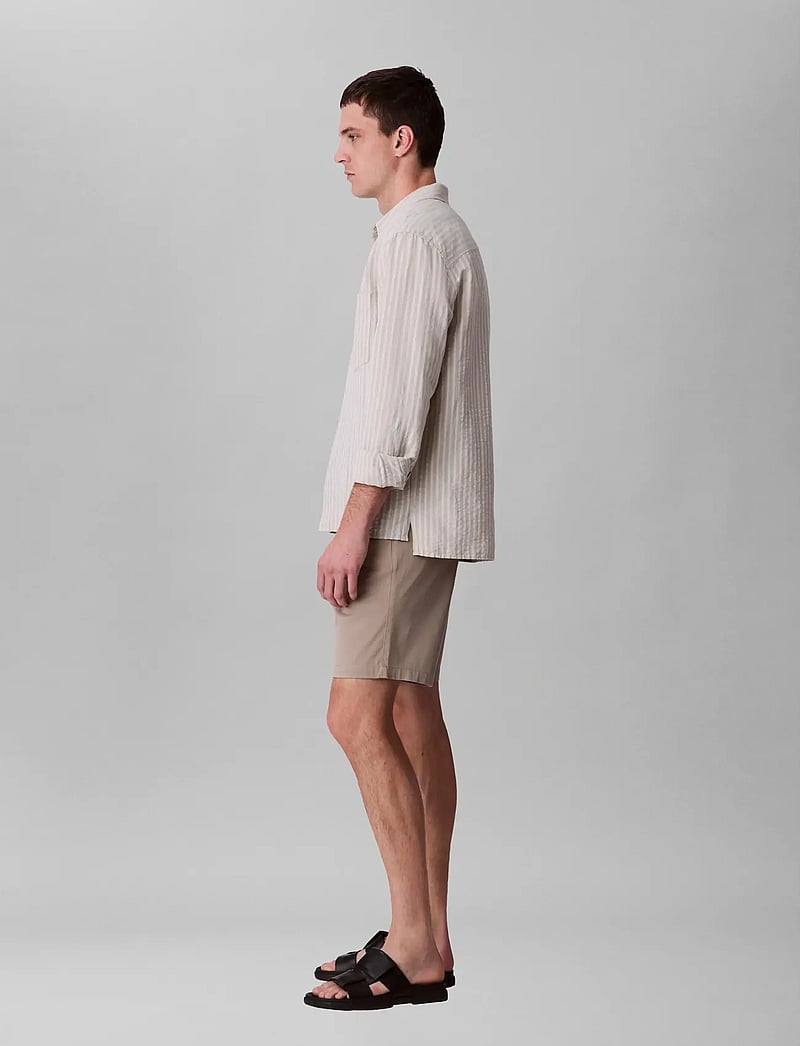 Calvin Klein - 9 IN STRAIGHT REFINED CTTN STRET - chinos shorts - vintage khaki - 4