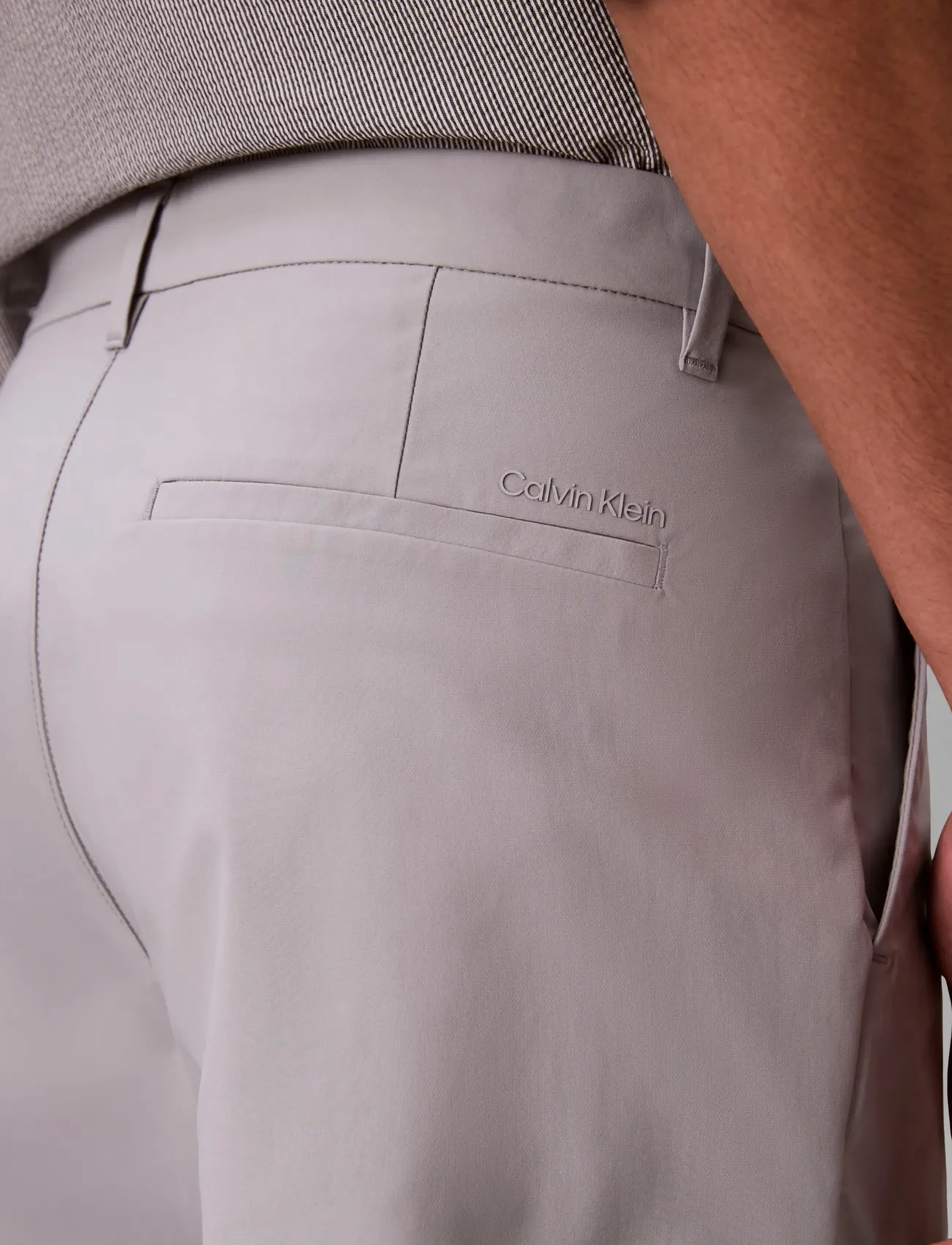 Calvin Klein - 9 IN STRAIGHT TECH STRETCH SHORT - mænd - misty grey - 4