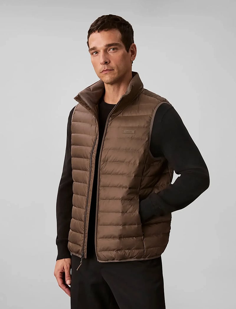 Calvin Klein - SLVLSS LT WT NYLON PUFFER VEST - veste - morel - 4