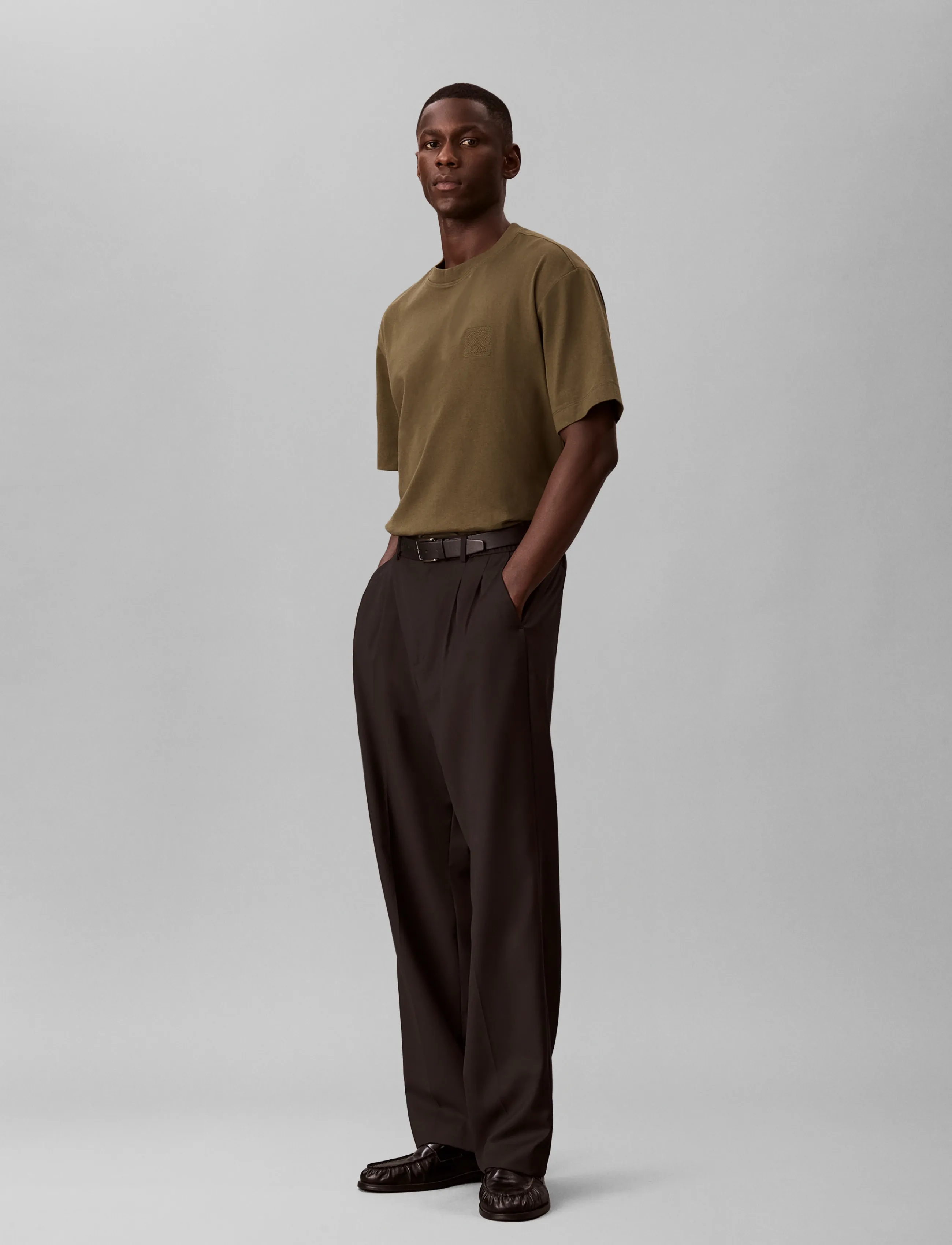 Calvin Klein SS RLXD 16S EMBRD TWILL EMBLEM T - T-shirts - OLIVE NIGHT / khaki/green