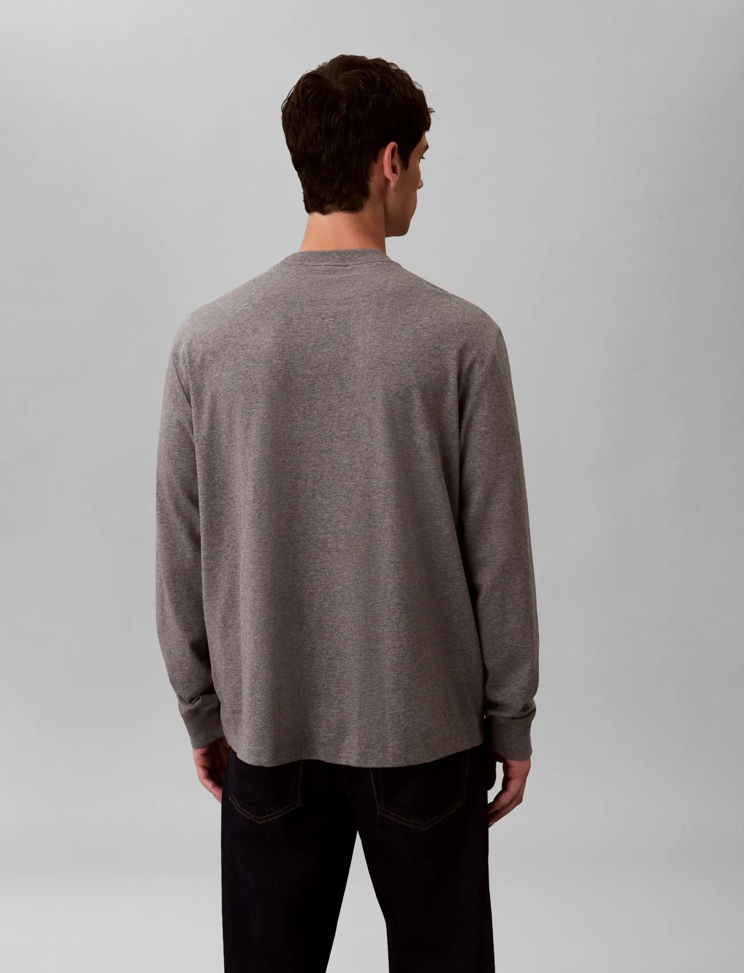 Calvin Klein - LS RLXD STANDARD LOGO CREWNK TEE - pikkade varrukatega t-särgid - medium grey heather - 4