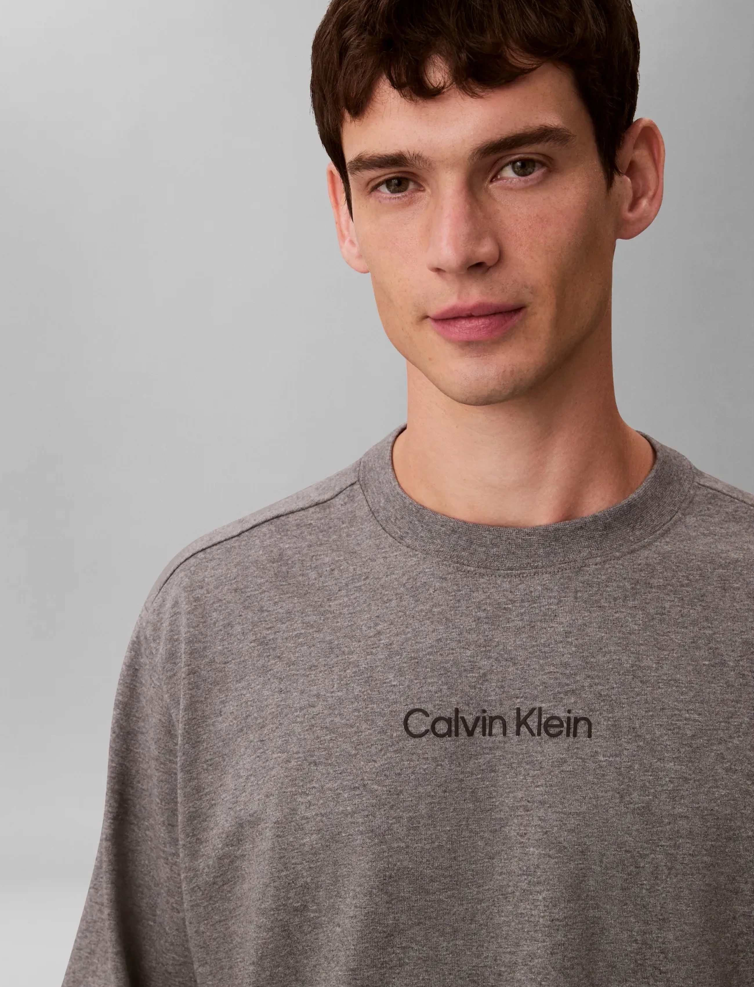 Calvin Klein - LS RLXD STANDARD LOGO CREWNK TEE - pikkade varrukatega t-särgid - medium grey heather - 5