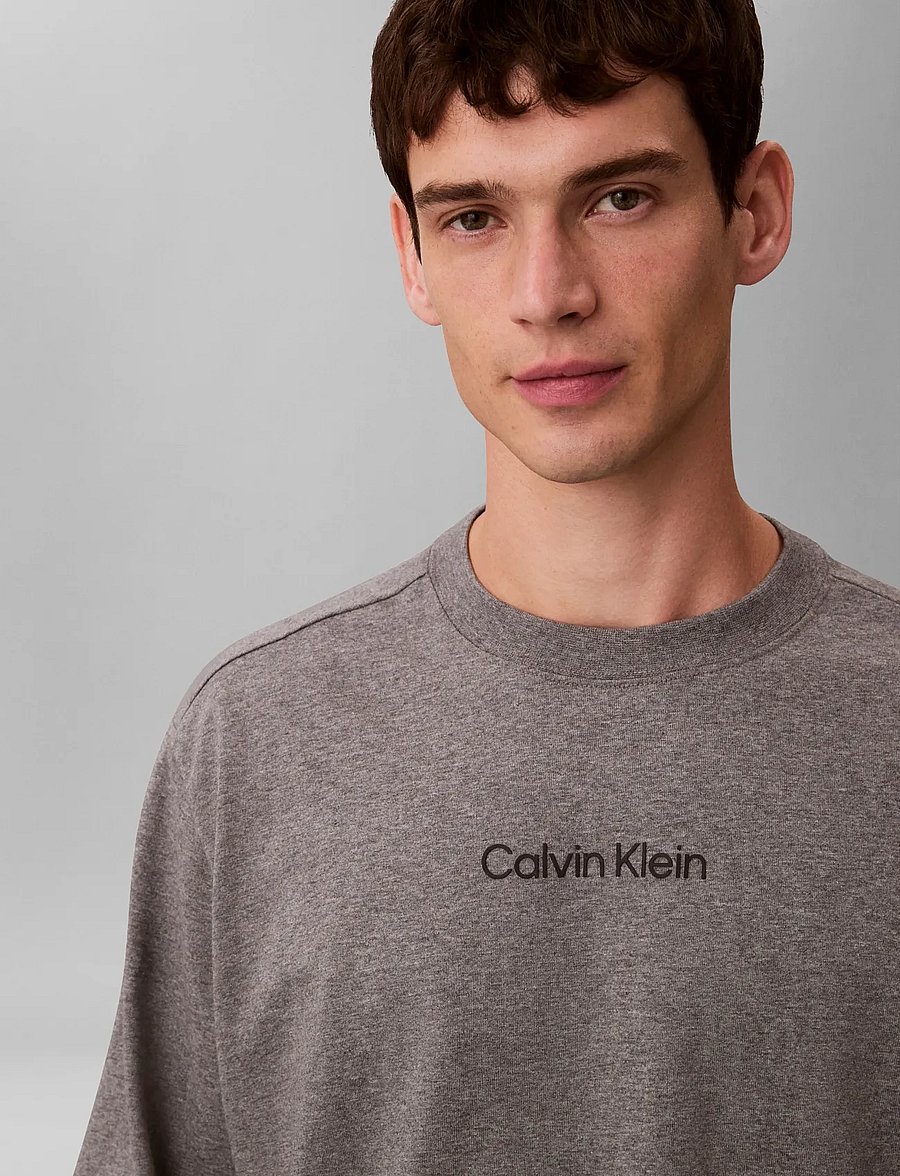 Calvin Klein - LS RLXD STANDARD LOGO CREWNK TEE - langärmelige t-shirts - medium grey heather - 5