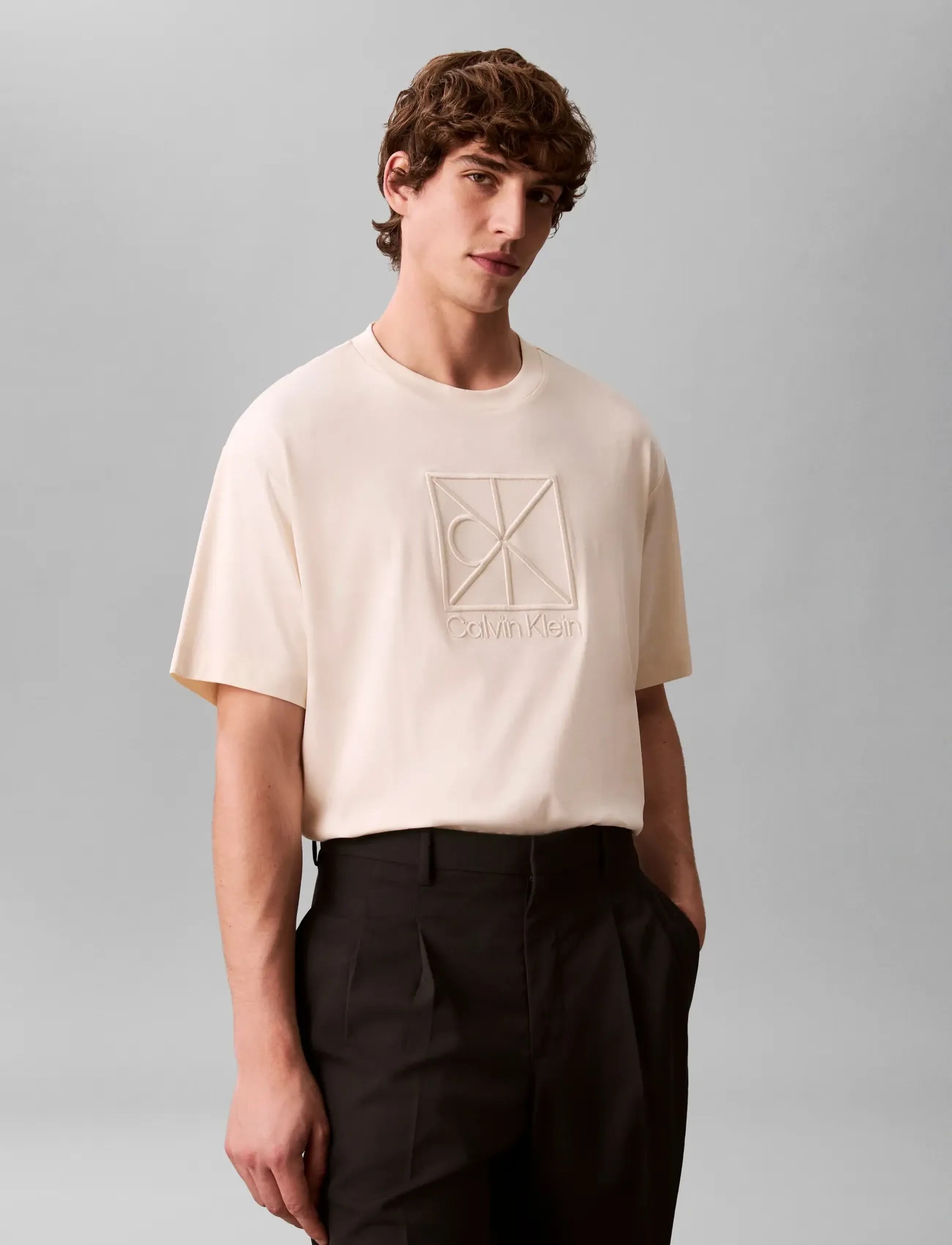 Calvin Klein SS RLXD PREMIUM INTERLOCK EMBLEM - T-Shirts - ANTIQUE WHITE / cream