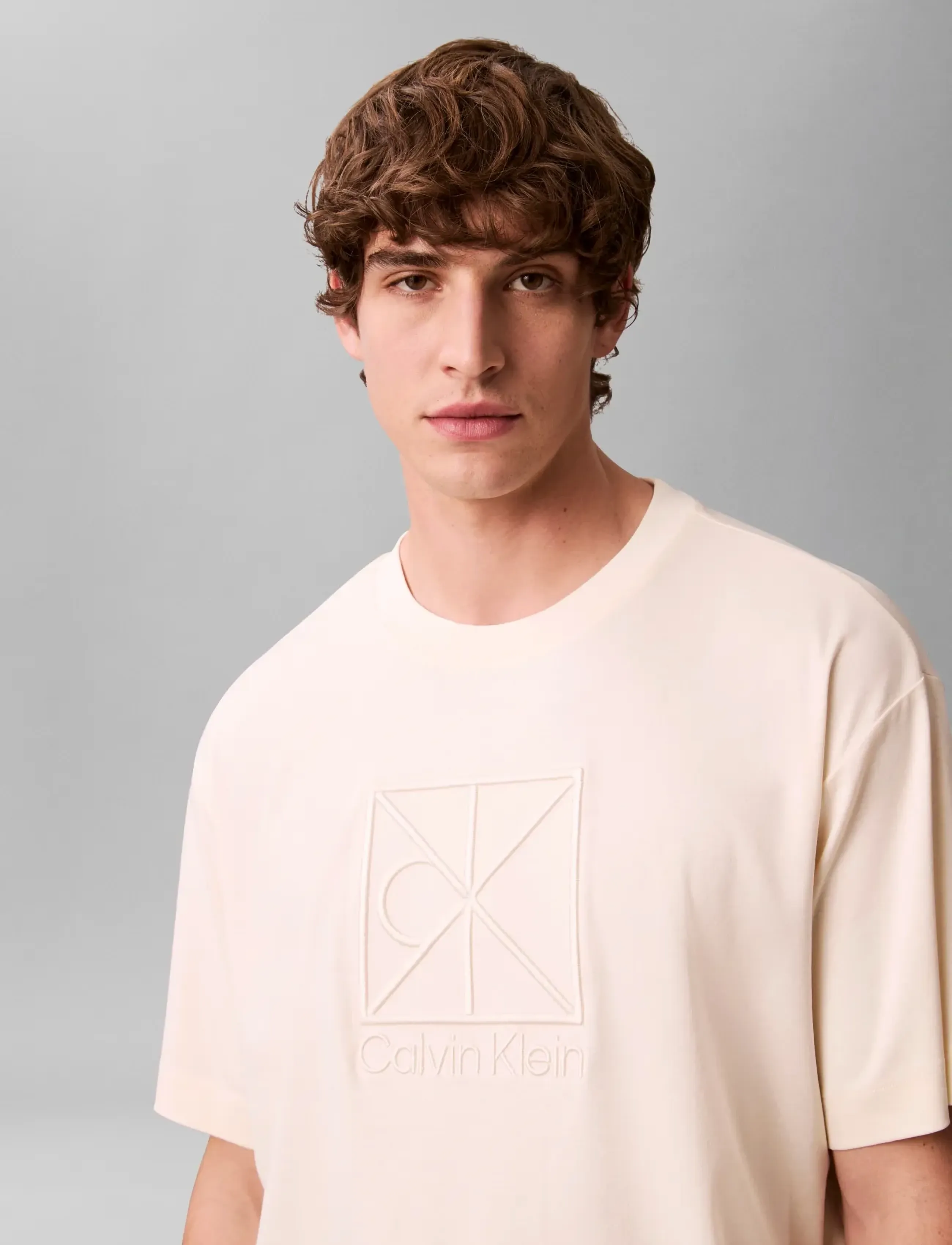 Calvin Klein - SS RLXD PREMIUM INTERLOCK EMBLEM - short-sleeved t-shirts - antique white - 3