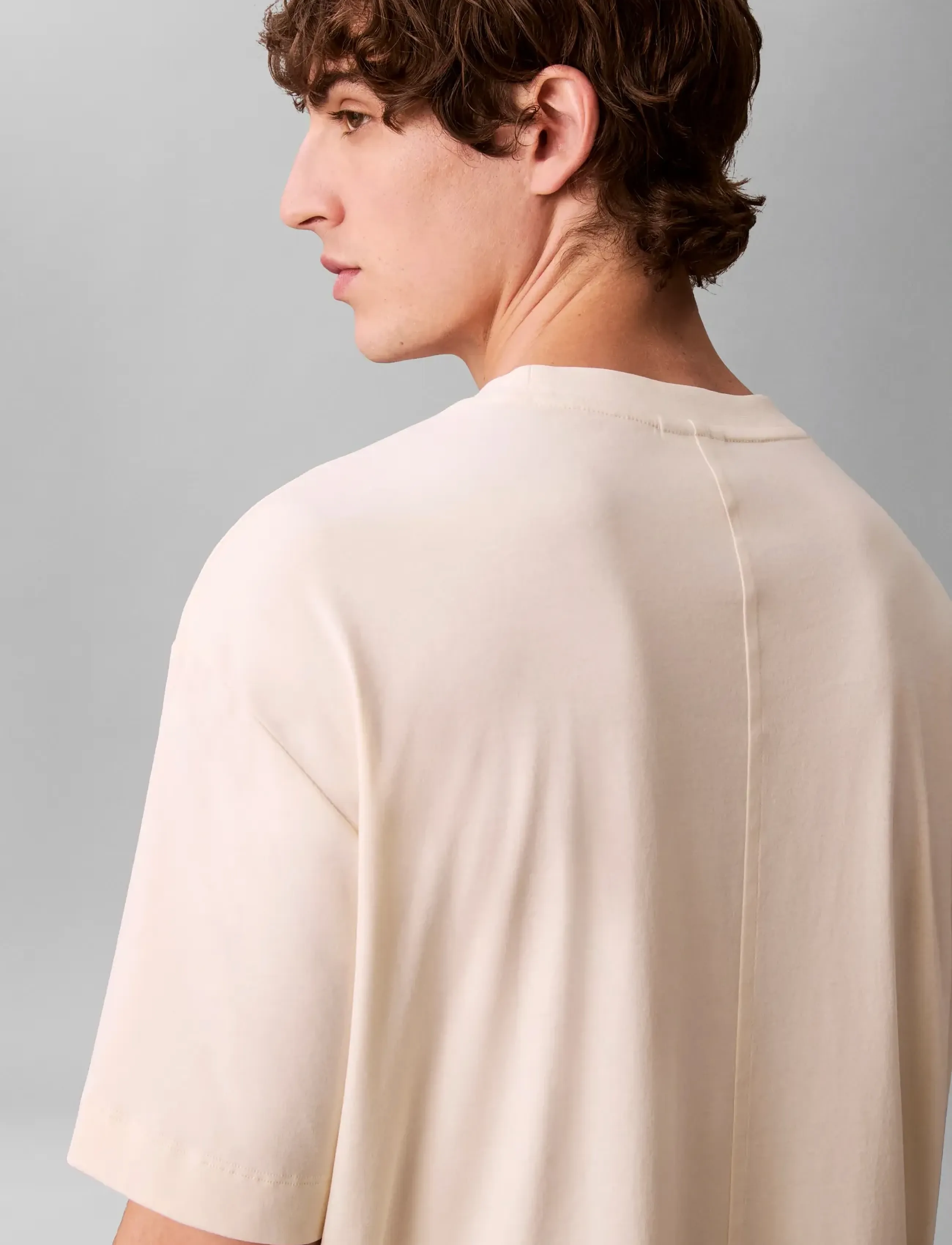 Calvin Klein - SS RLXD PREMIUM INTERLOCK EMBLEM - short-sleeved t-shirts - antique white - 5