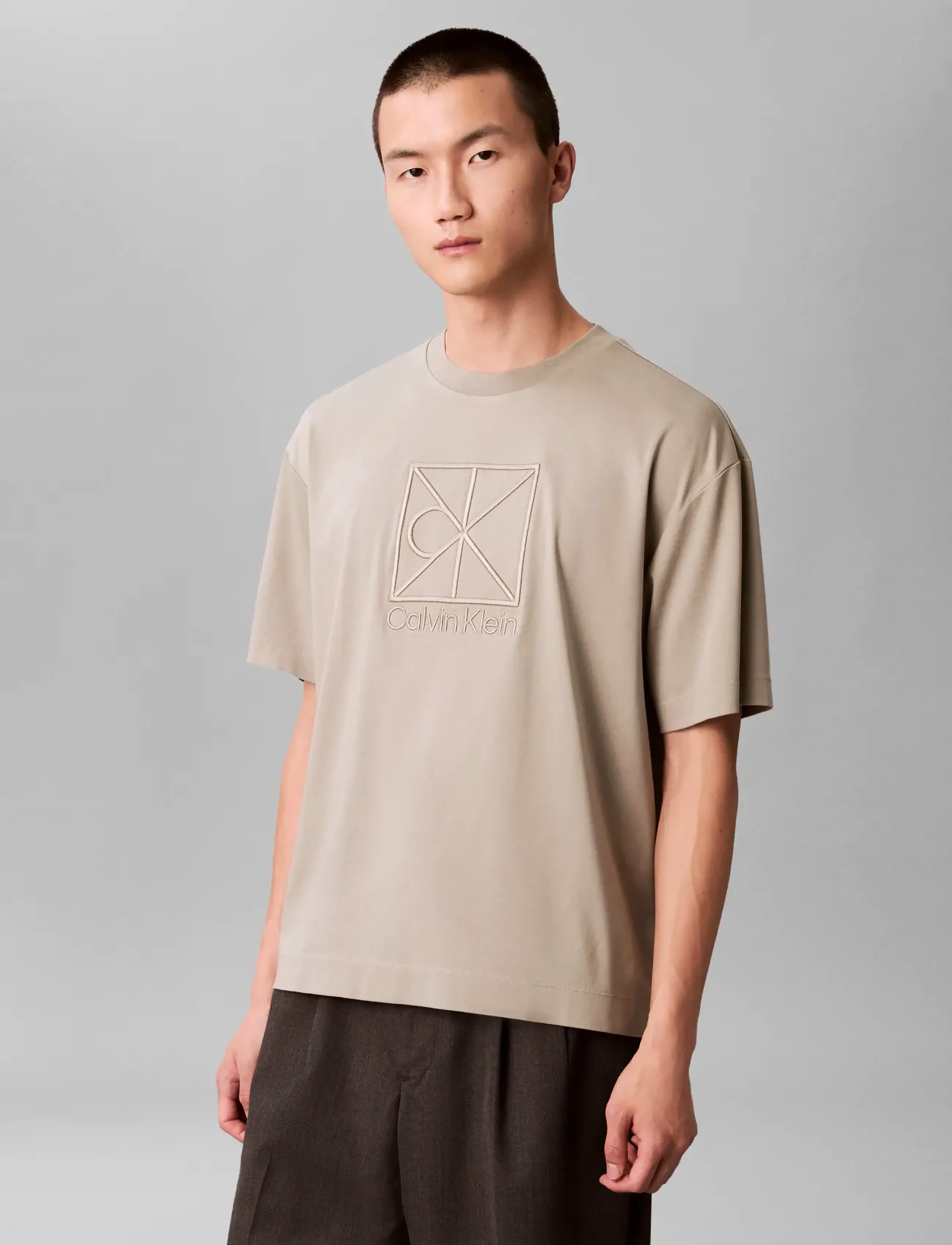 Calvin Klein SS RLXD PREMIUM INTERLOCK EMBLEM - Deals - FOREST FOG / beige