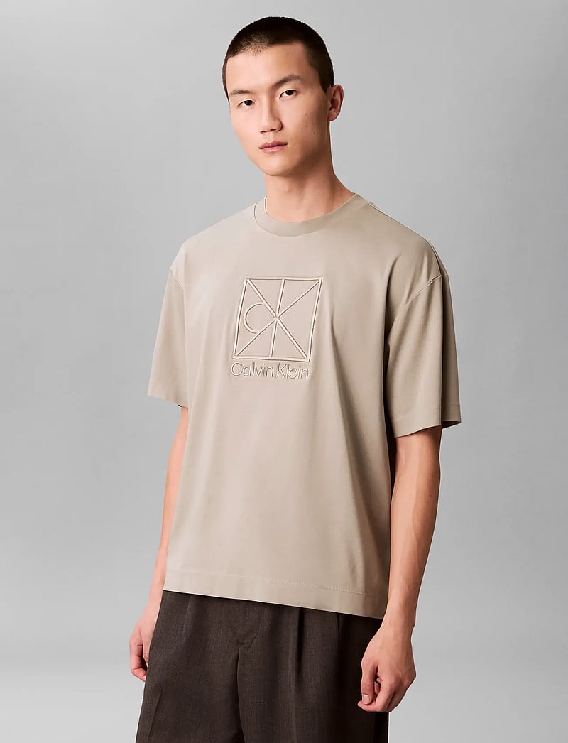 Calvin Klein - SS RLXD PREMIUM INTERLOCK EMBLEM - short-sleeved t-shirts - forest fog - 0