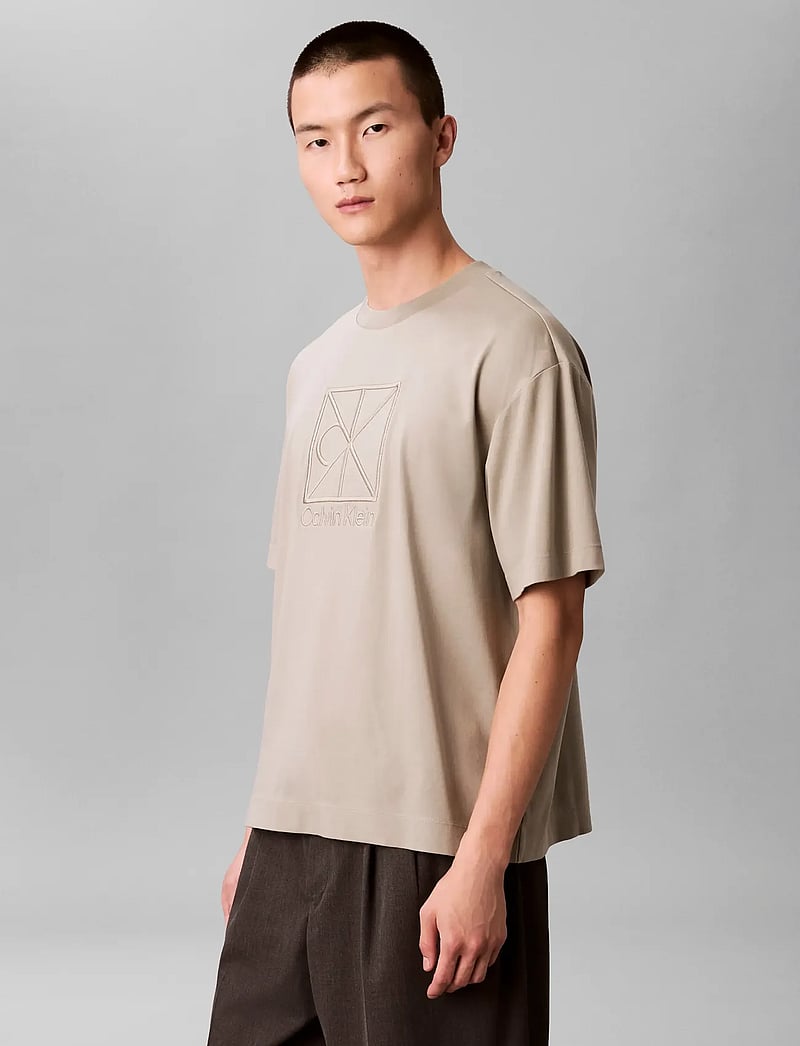 Calvin Klein - SS RLXD PREMIUM INTERLOCK EMBLEM - short-sleeved t-shirts - forest fog - 3