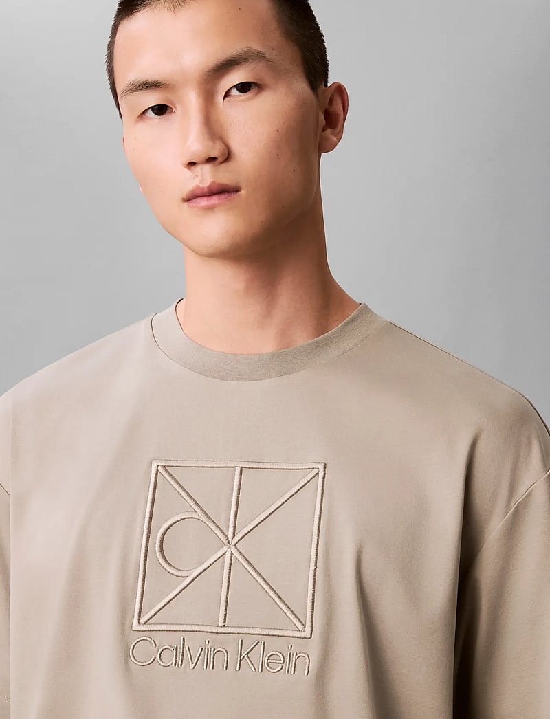 Calvin Klein - SS RLXD PREMIUM INTERLOCK EMBLEM - short-sleeved t-shirts - forest fog - 5