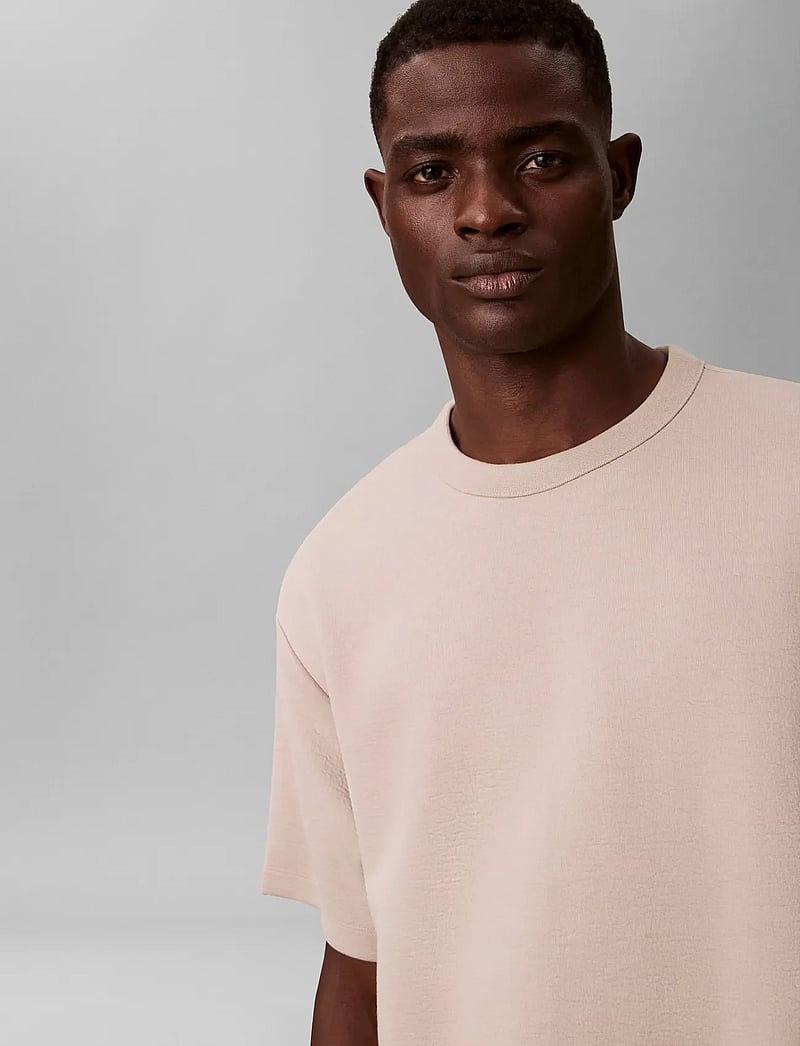 Calvin Klein - SS CRINKLE CREPE SPACER TEE - kurzärmelig - ancient marble - 4