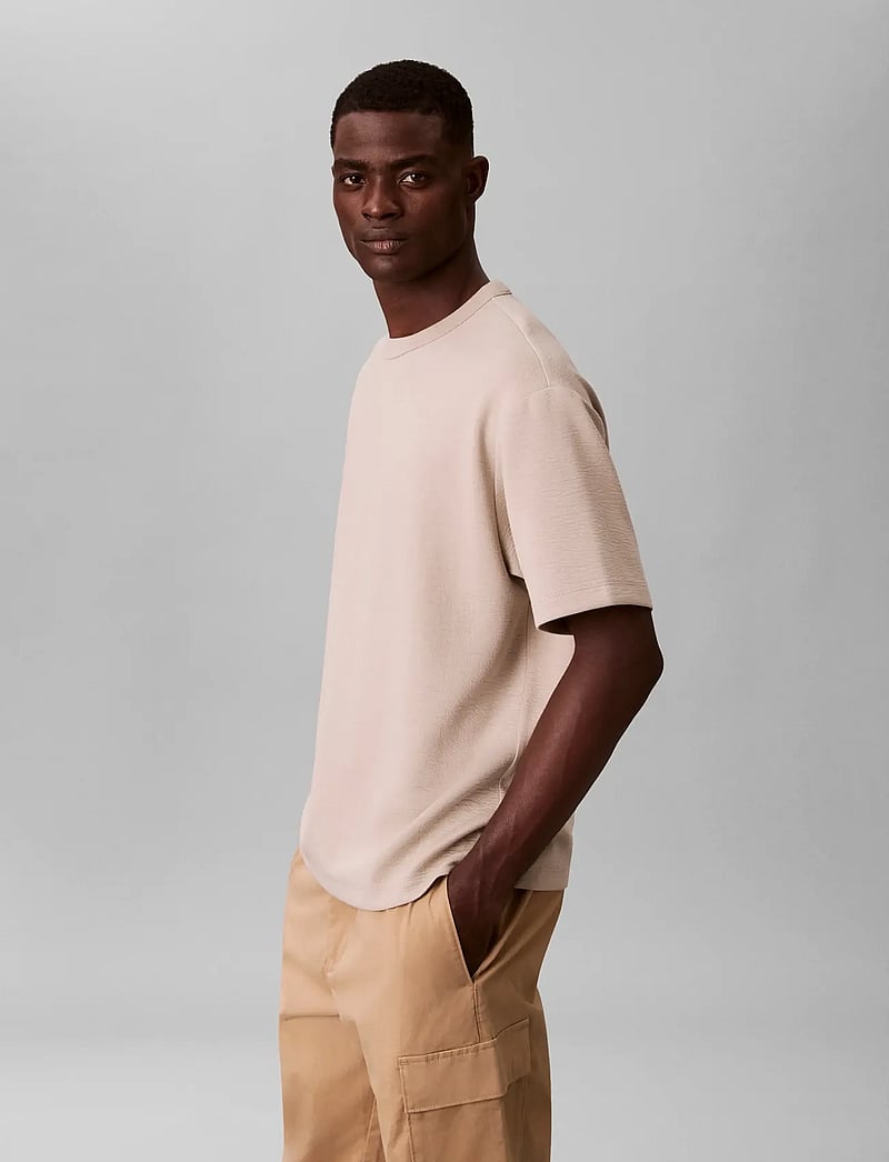 Calvin Klein - SS CRINKLE CREPE SPACER TEE - kurzärmelig - ancient marble - 5