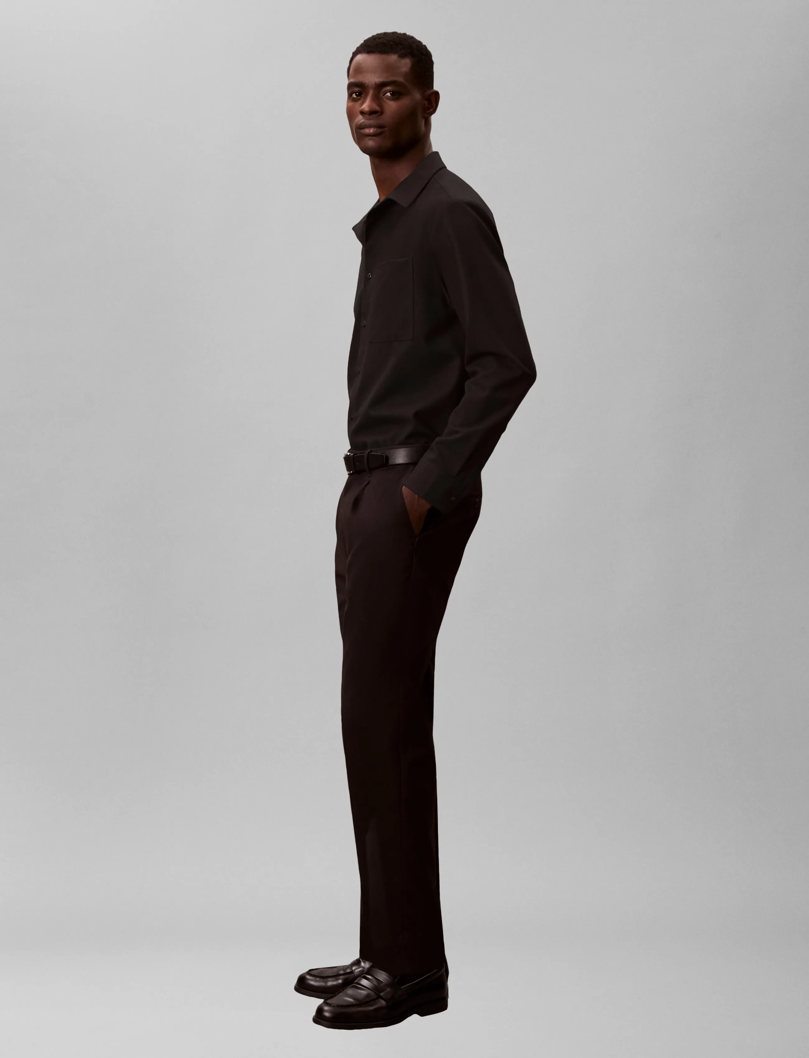 Calvin Klein - TAPERED PLTD SATEEN CHINO TROUSE - casual byxor - black - 5