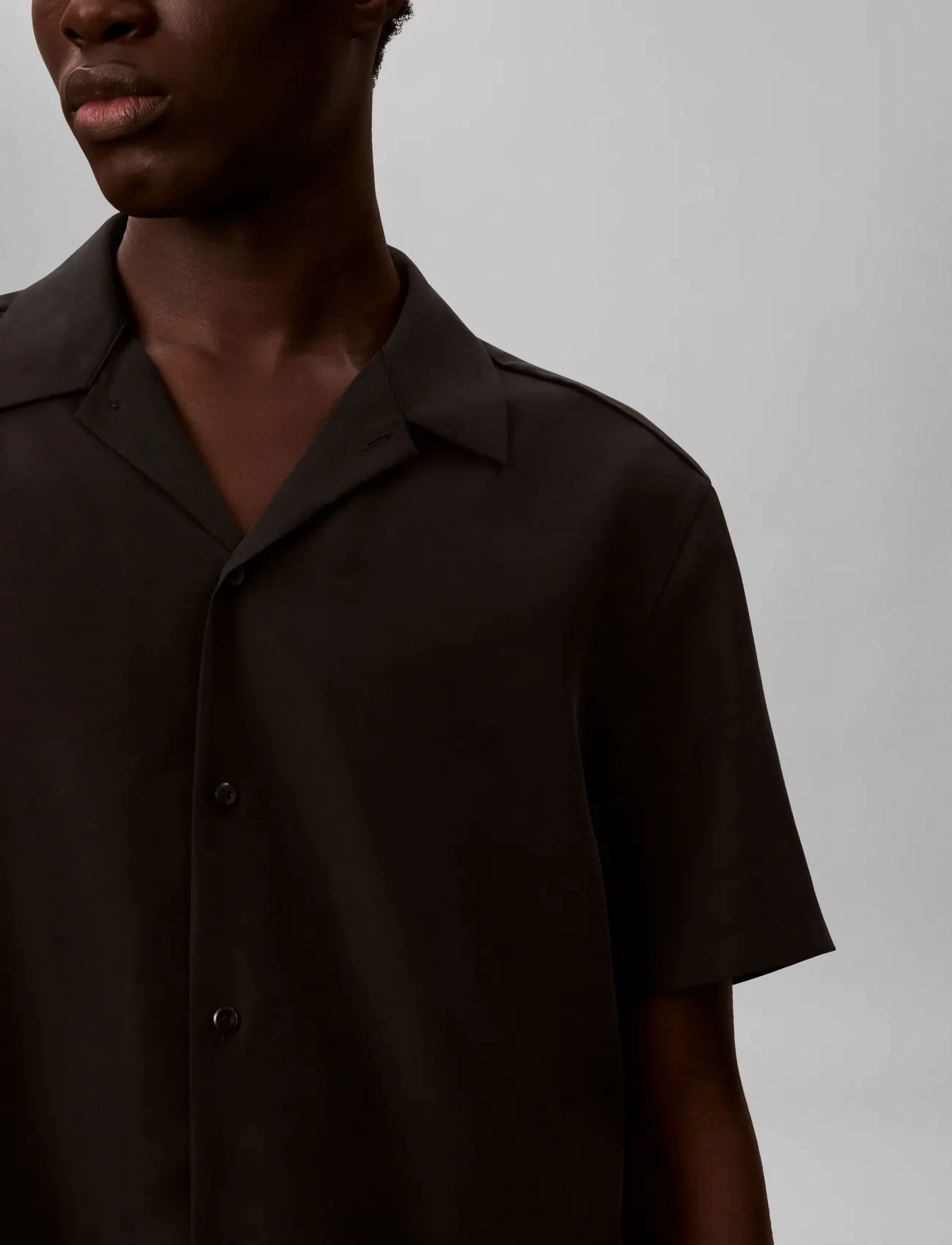 Calvin Klein - SS CAMP COLLAR DRAPEY LYOCELL EA - short-sleeved shirts - black - 4