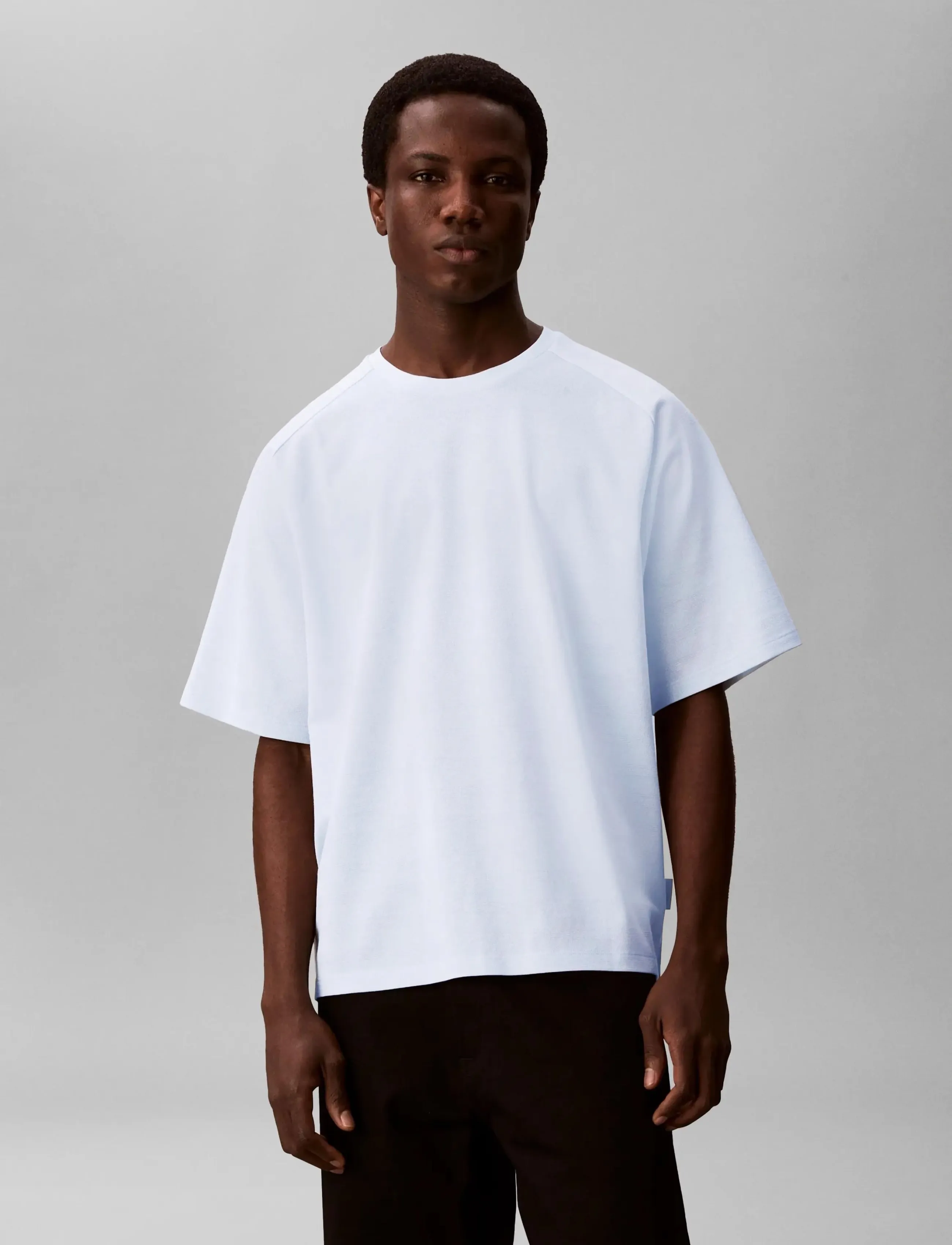Calvin Klein SS EASY BAR JACQUARD CREWNK TEE - Kurzärmelige T-Shirts - PLEIN AIR / white