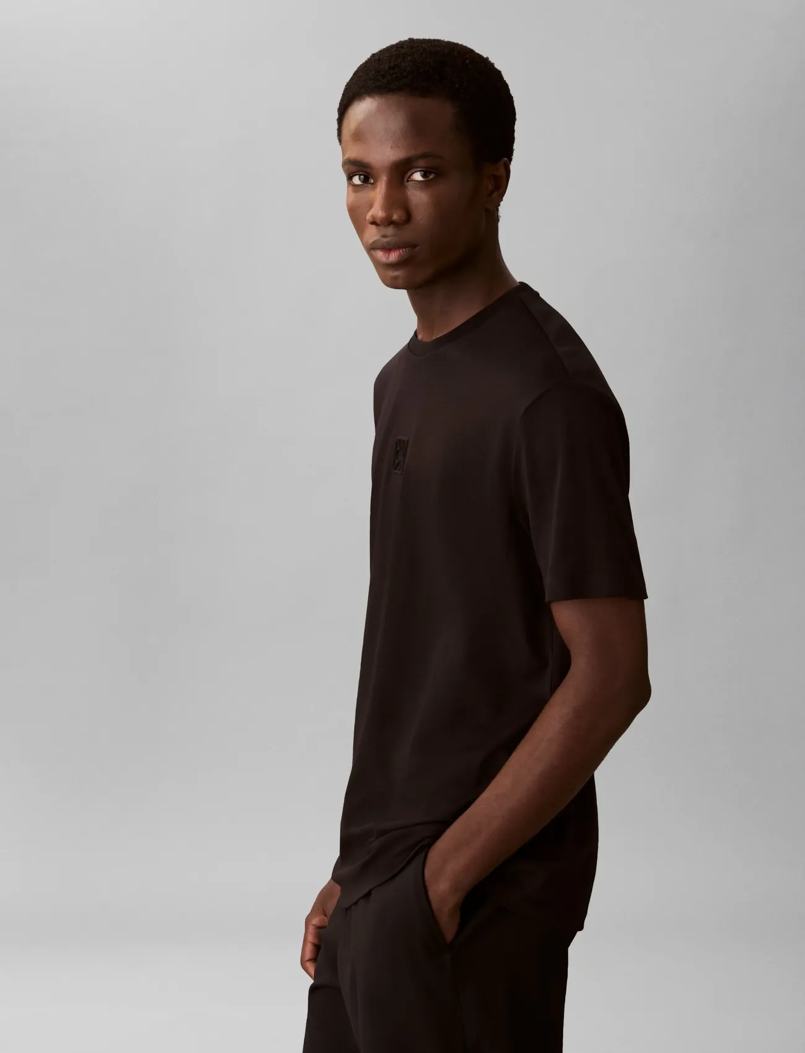 Calvin Klein - SS SUPIMA EMBLEM LOGO TEE - kortärmade t-shirts - black - 4
