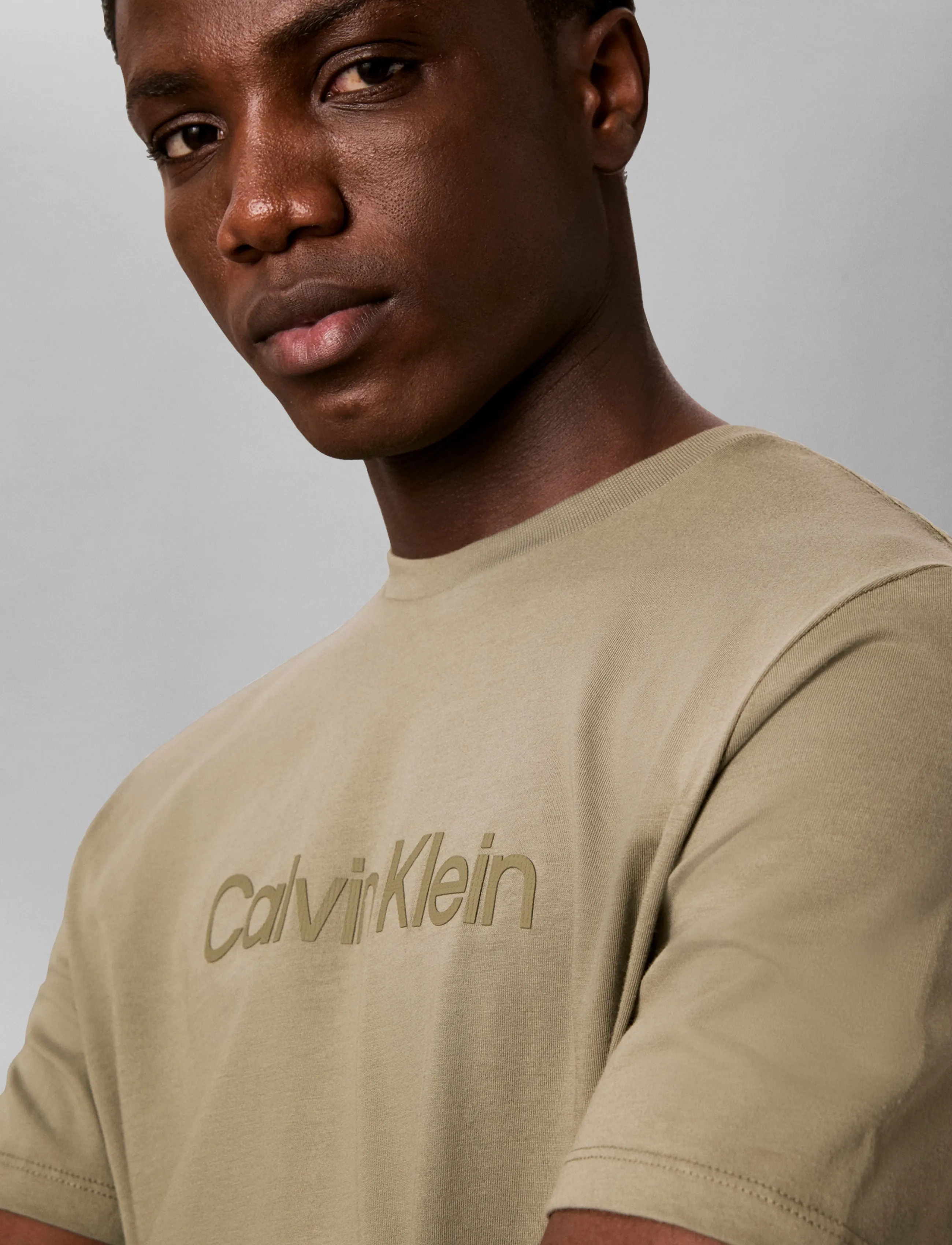 Calvin Klein - 30S EU WHOLESALE SPORTSWEAR GRAP - lühikeste varrukatega t-särgid - deep lichen green - 4