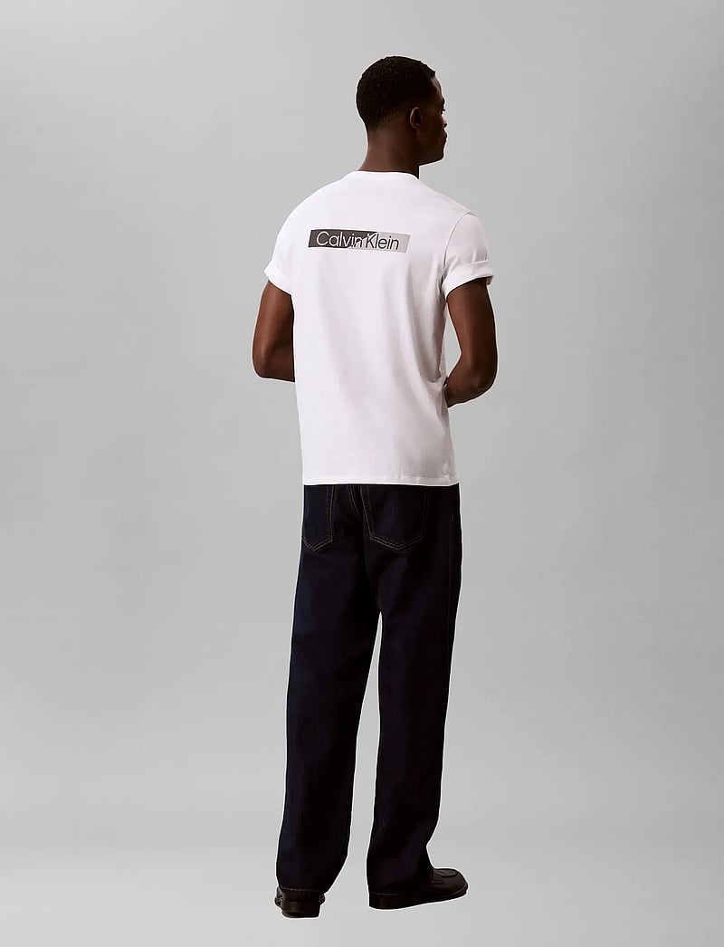 Calvin Klein - SS 30s EU SPW SPLIT STNDRD GRAPH - kortærmede t-shirts - bright white - 2