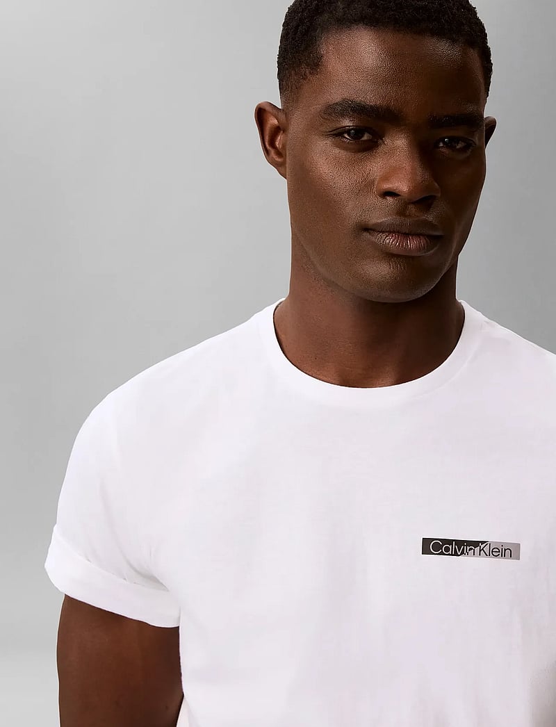Calvin Klein - SS 30s EU SPW SPLIT STNDRD GRAPH - kortærmede t-shirts - bright white - 3
