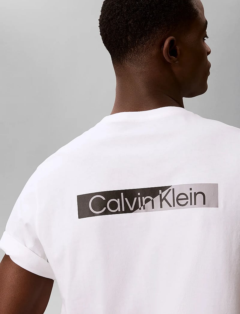 Calvin Klein - SS 30s EU SPW SPLIT STNDRD GRAPH - kortærmede t-shirts - bright white - 5