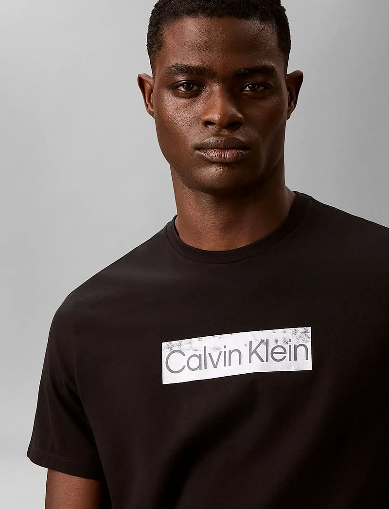 Calvin Klein - SS 30s EU SPW MTL STNDRD GRAPHIC - kortærmede t-shirts - black - 3