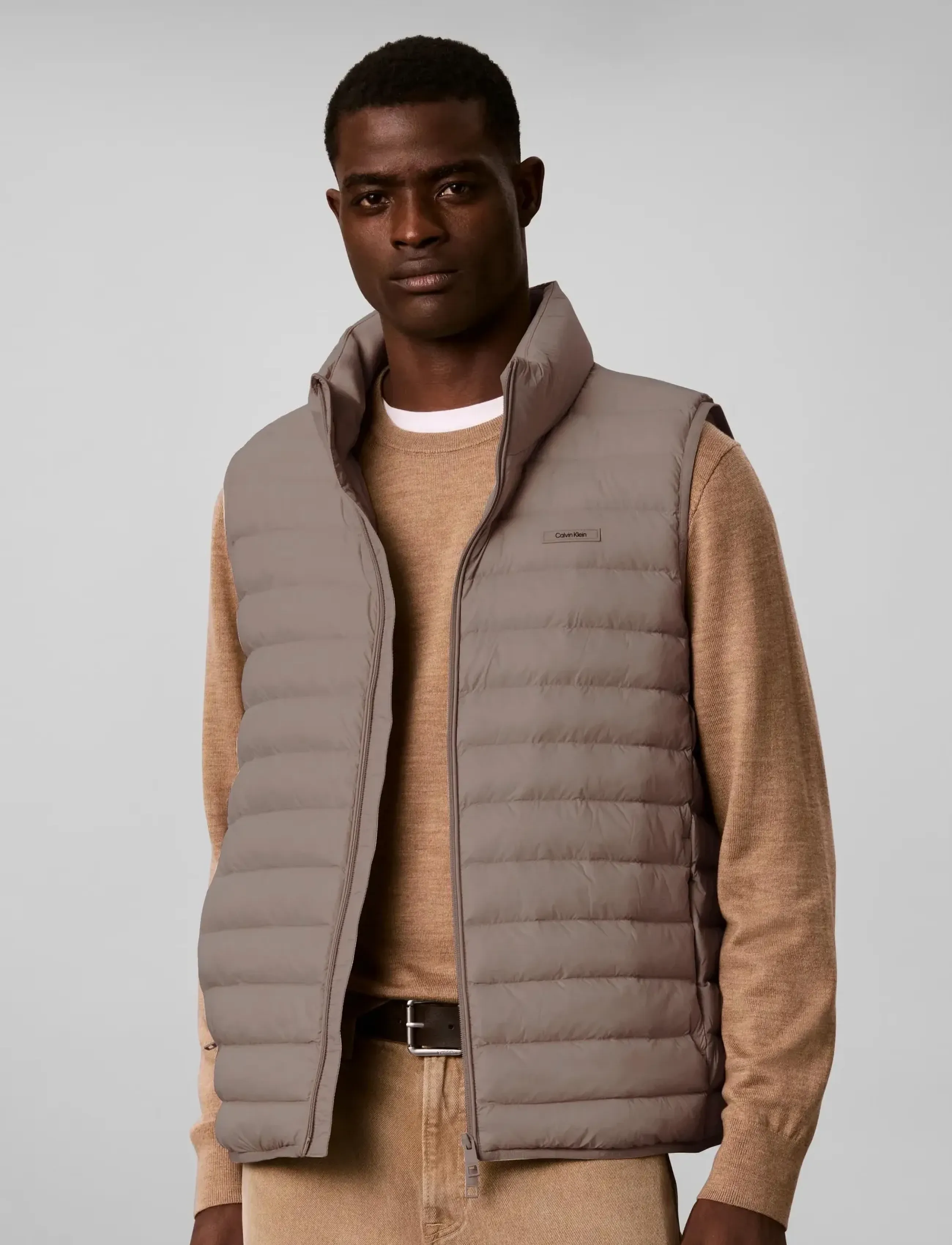 Calvin Klein SLVLSS LT WT NYLON PUFFER VEST - Streetstyle - PLAZA TAUPE / brown