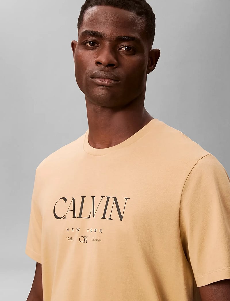 Calvin Klein - SS 20S LN CALVIN GRAPHIC TEE - kurzärmelig - dark barley - 3