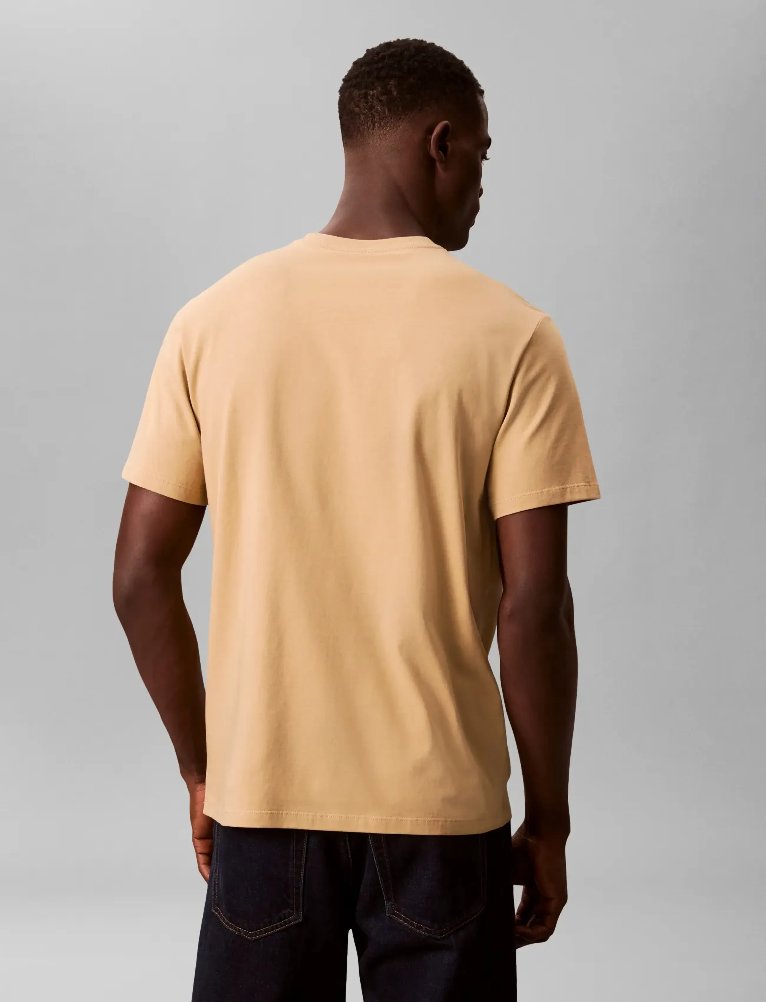 Calvin Klein - SS 20S LN CALVIN GRAPHIC TEE - lühikeste varrukatega t-särgid - dark barley - 4
