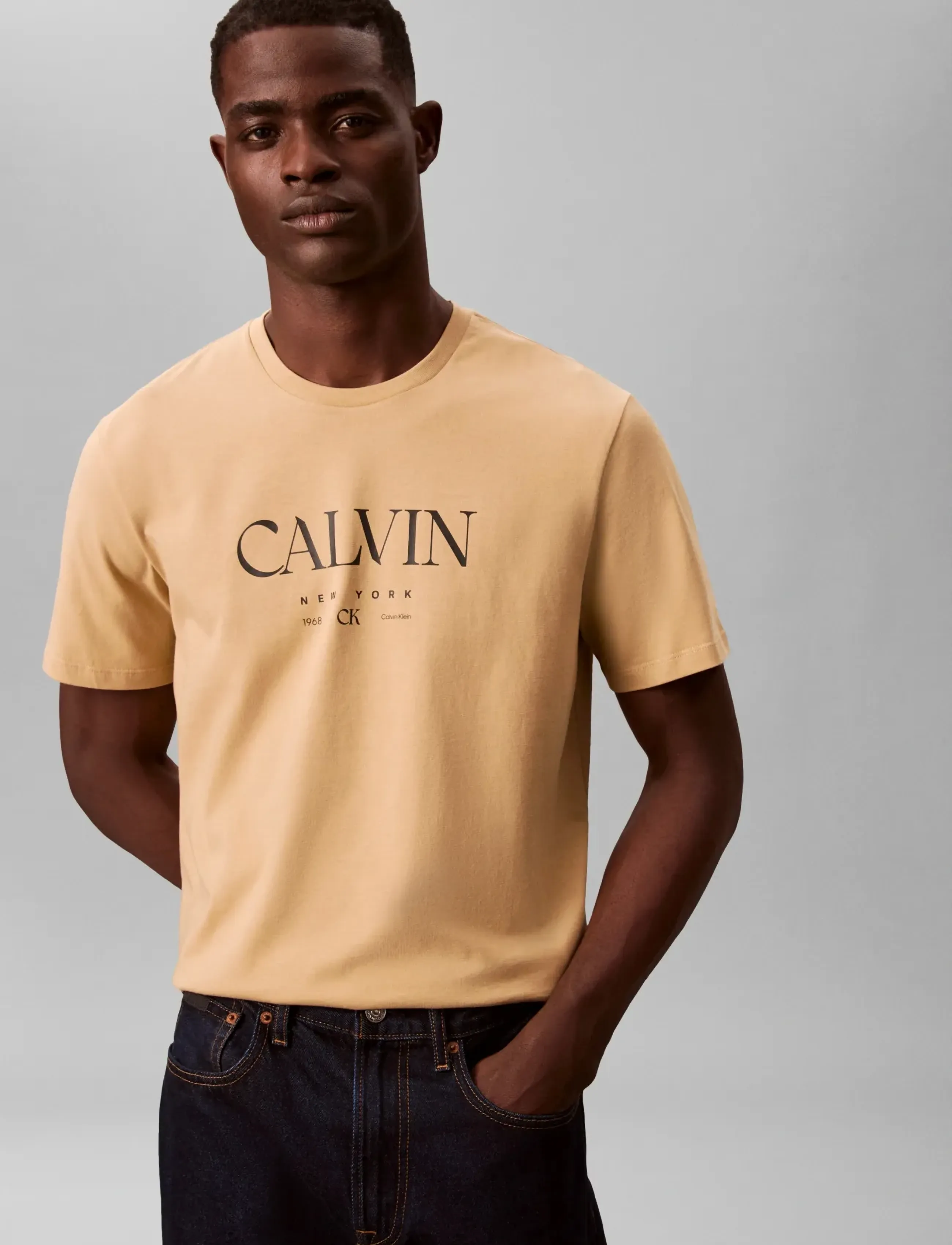 Calvin Klein - SS 20S LN CALVIN GRAPHIC TEE - lühikeste varrukatega t-särgid - dark barley - 5