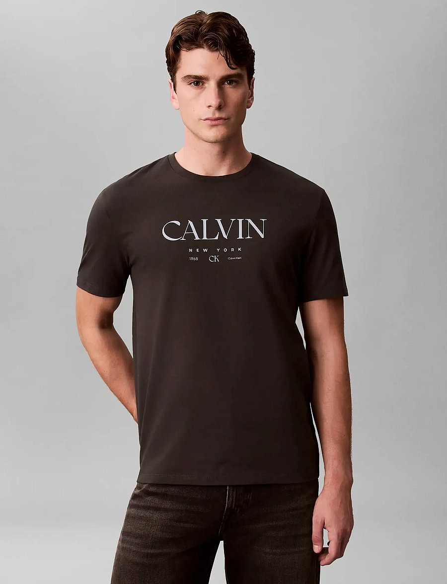 Calvin Klein - SS 20S LN CALVIN GRAPHIC TEE - lühikeste varrukatega t-särgid - pirate black - 0