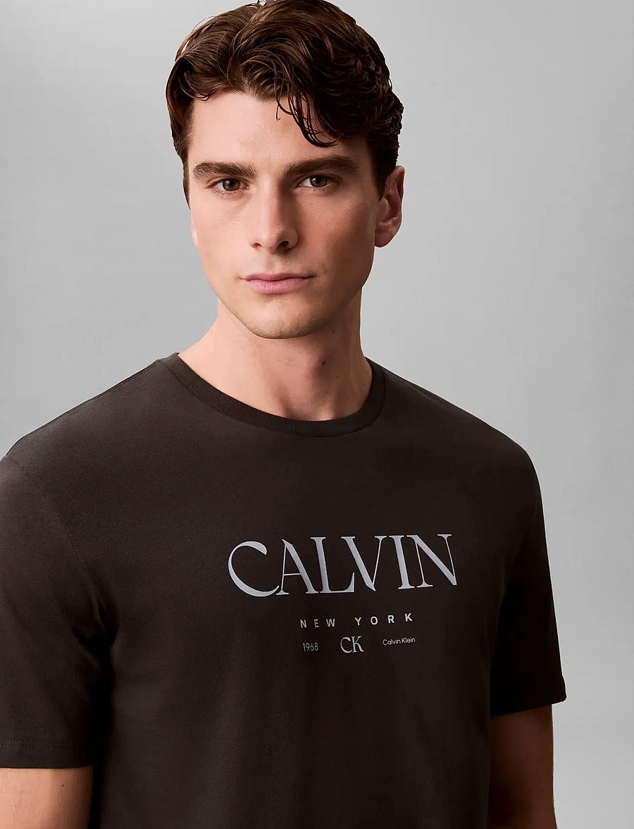 Calvin Klein - SS 20S LN CALVIN GRAPHIC TEE - lühikeste varrukatega t-särgid - pirate black - 2