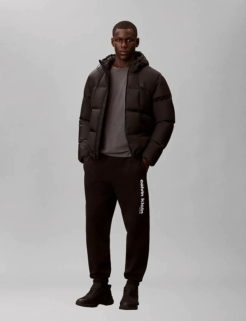 Calvin Klein - RETRO GRAPHIC JOGGER - vabaajapüksid - black - 0