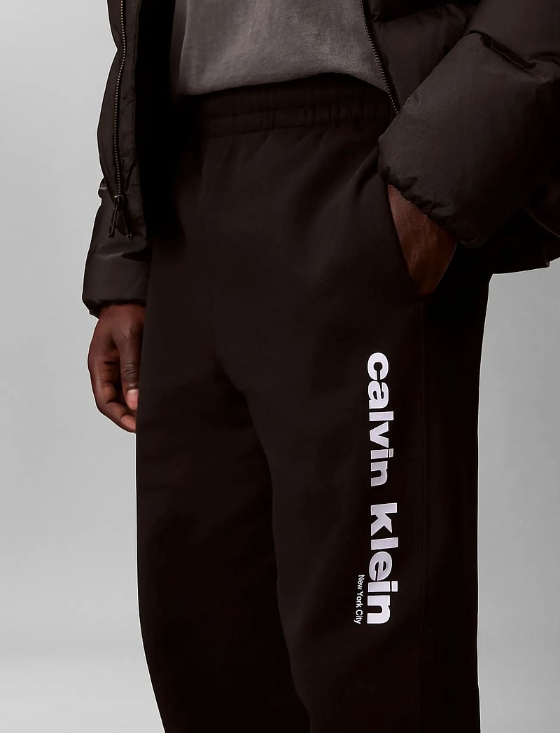 Calvin Klein - RETRO GRAPHIC JOGGER - vabaajapüksid - black - 3