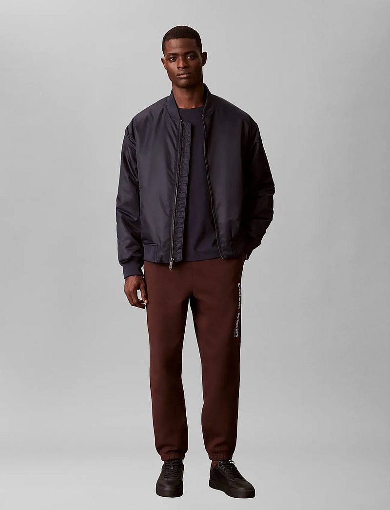 Calvin Klein - RETRO GRAPHIC JOGGER - vabaajapüksid - rich brown - 0