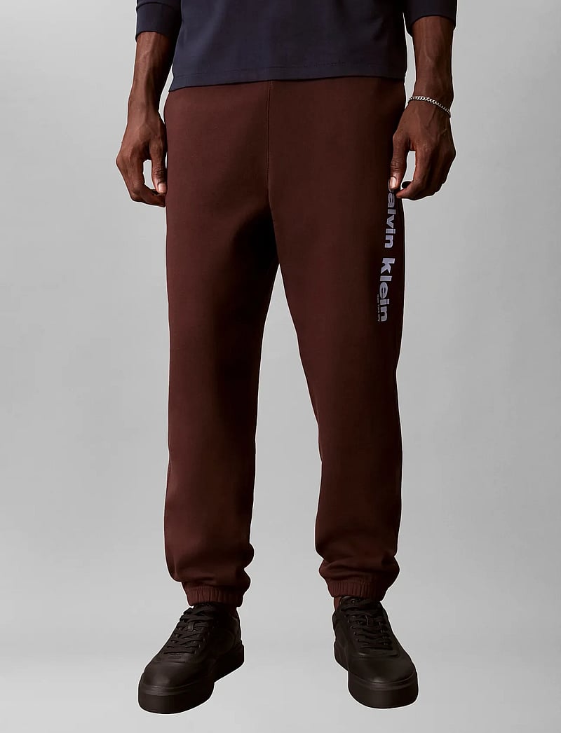 Calvin Klein - RETRO GRAPHIC JOGGER - vabaajapüksid - rich brown - 4