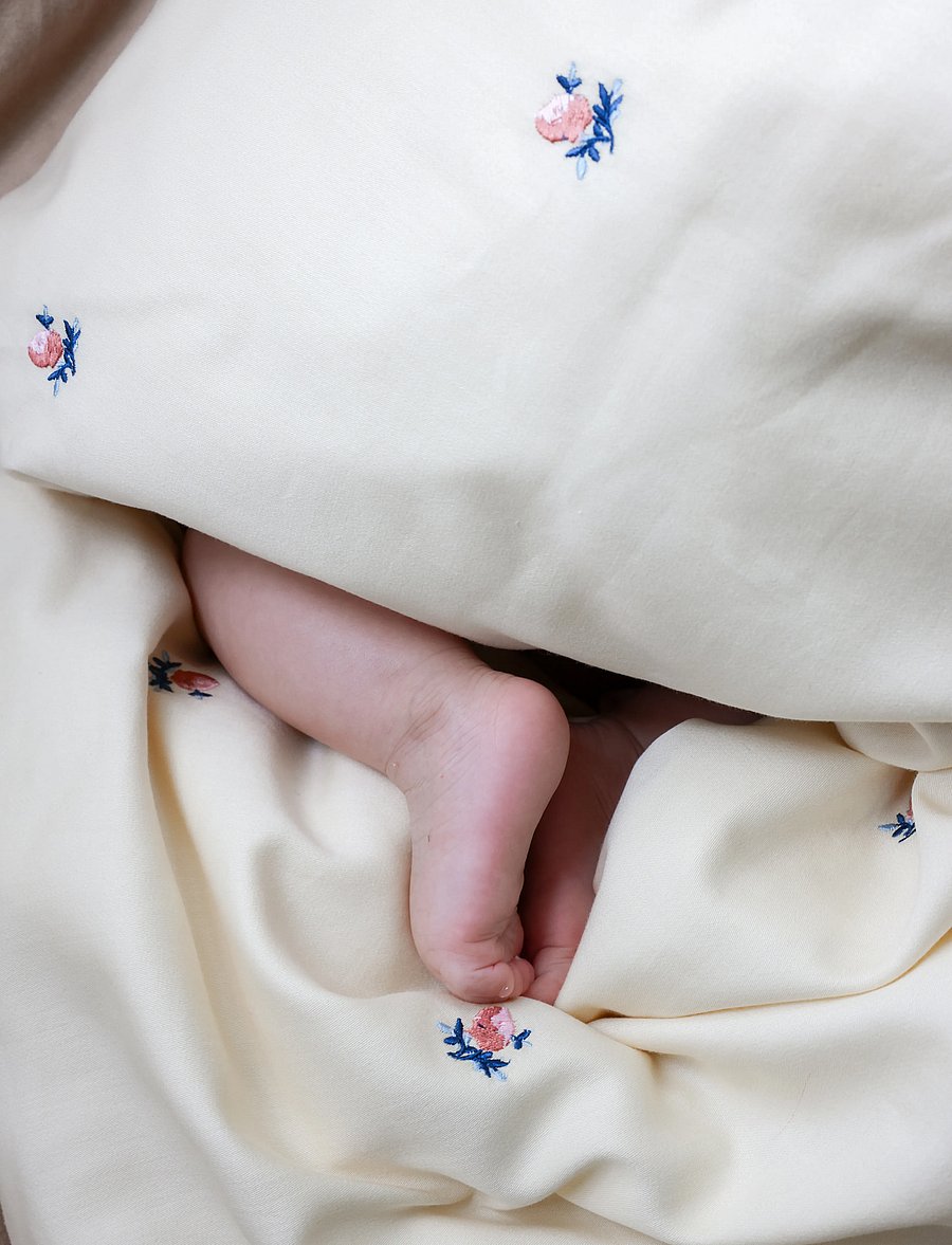 Cam Cam Copenhagen - Embroidered Baby Bedding Set, 70x100cm - GOTS - Vintage Toys - parures de lit - berries - 4