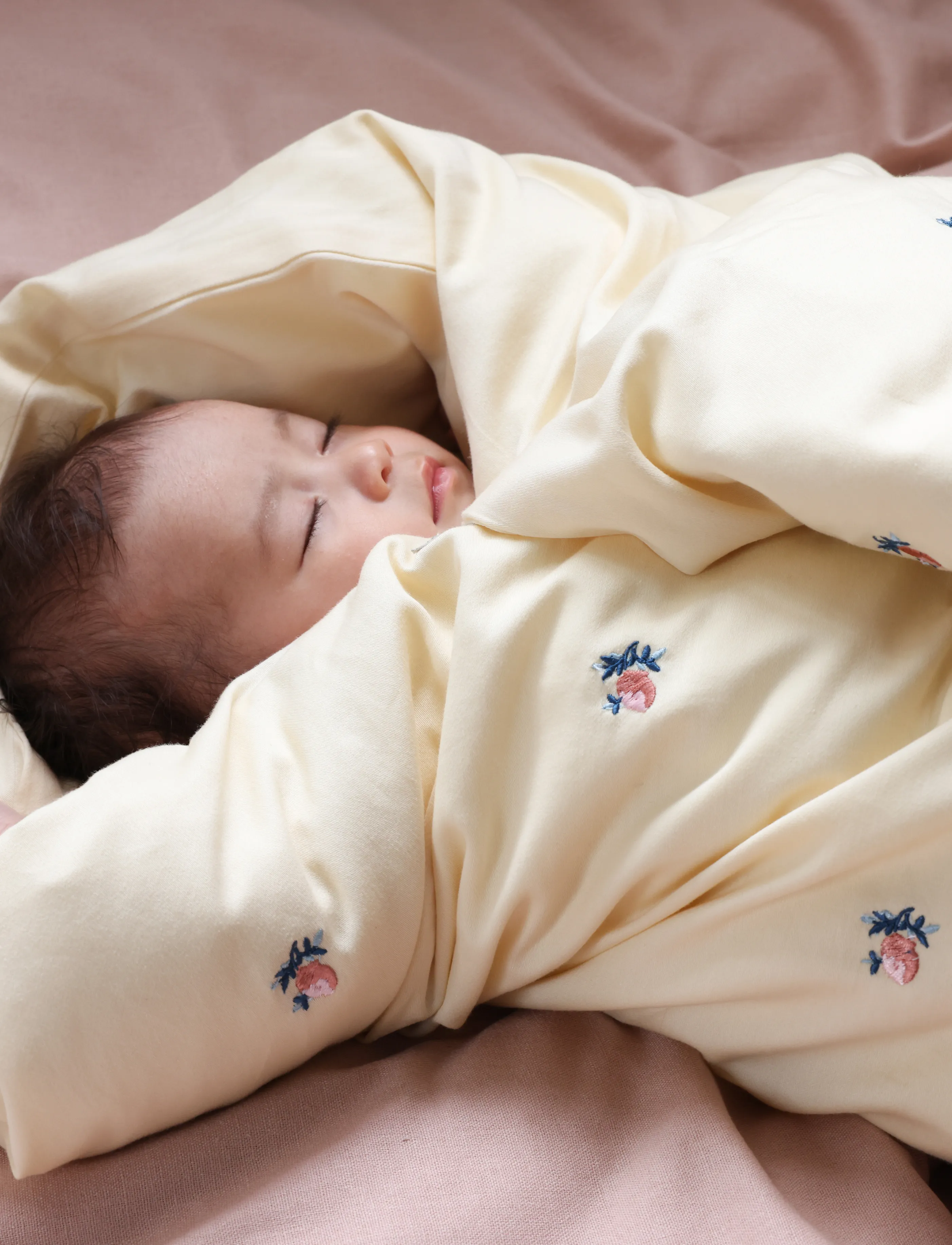 Cam Cam Copenhagen - Embroidered Baby Bedding Set, 70x100cm - GOTS - Vintage Toys - parures de lit - berries - 5