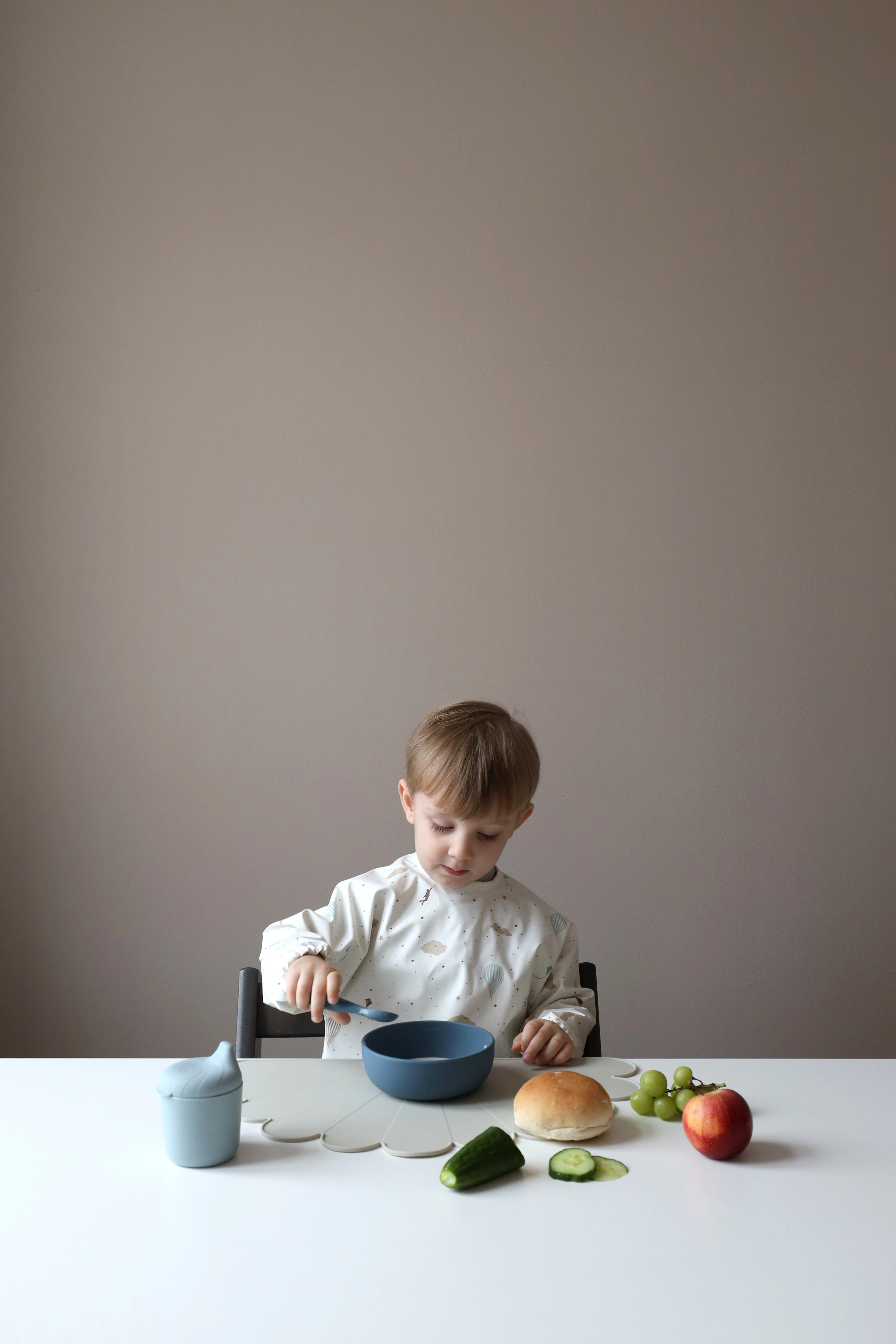 Cam Cam Copenhagen Sleeved Bib - Bows, One Size, Multi/patterned, Hagesmække > Langærmet Hagesmæk, Børn