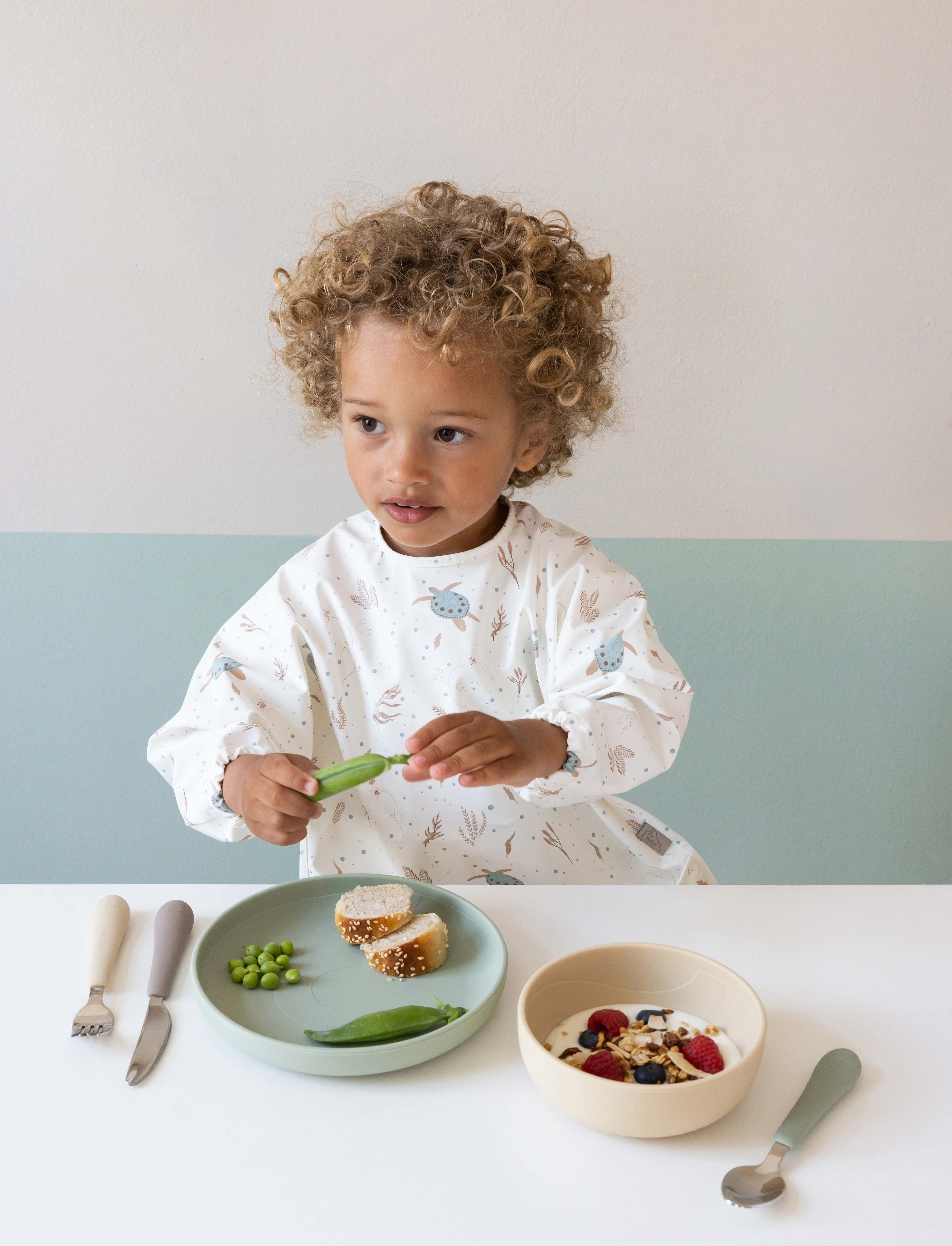 Cam Copenhagen Sleeved Bib Bows, One Size, Bibs, Creme - Long Sleeve Bib, Kinder